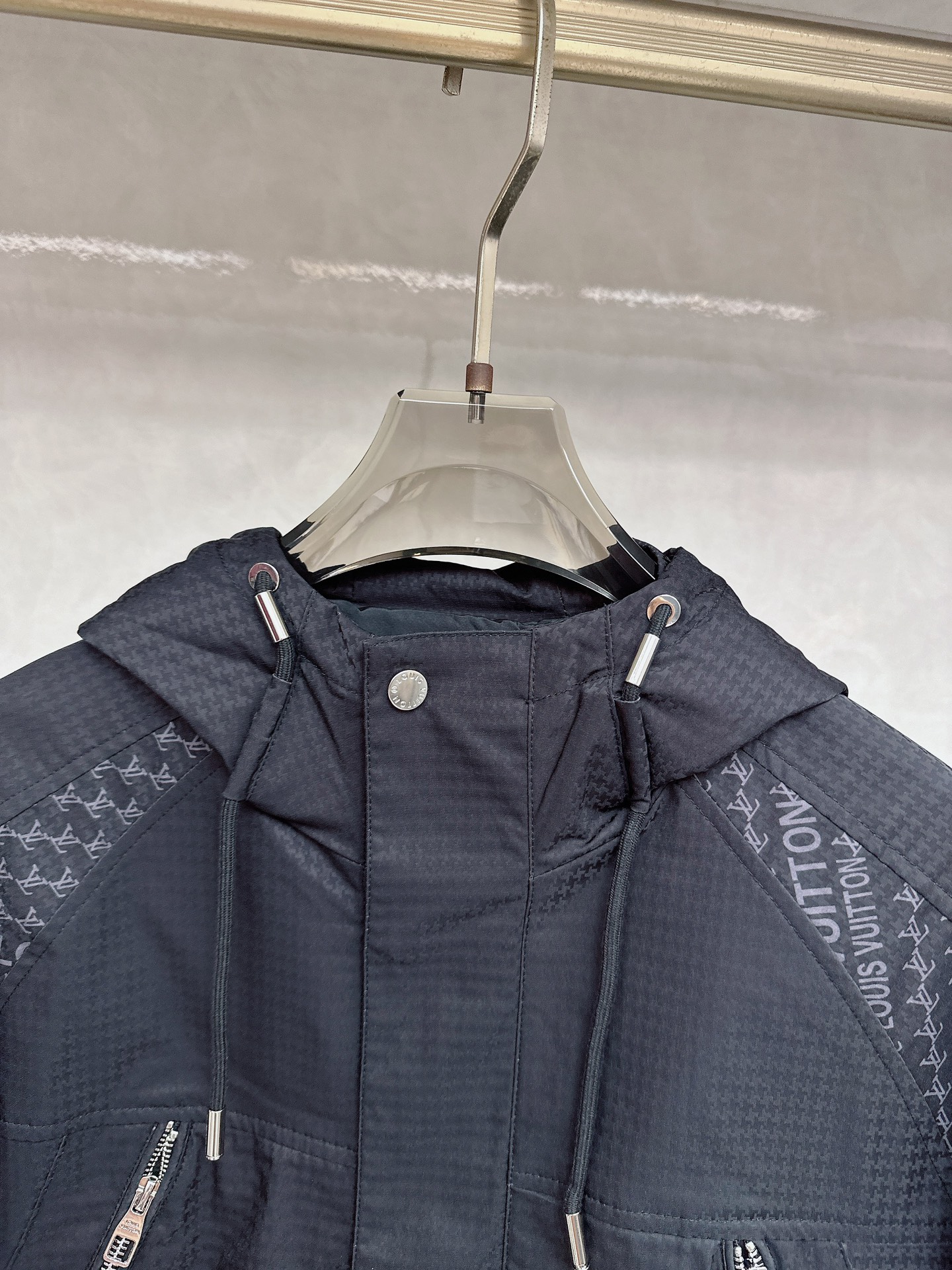 LV 秋款2025最新款时尚设计师款夹克外套.处处细节显工艺足够的高级 结构性剪裁的设计改变来展现男士多