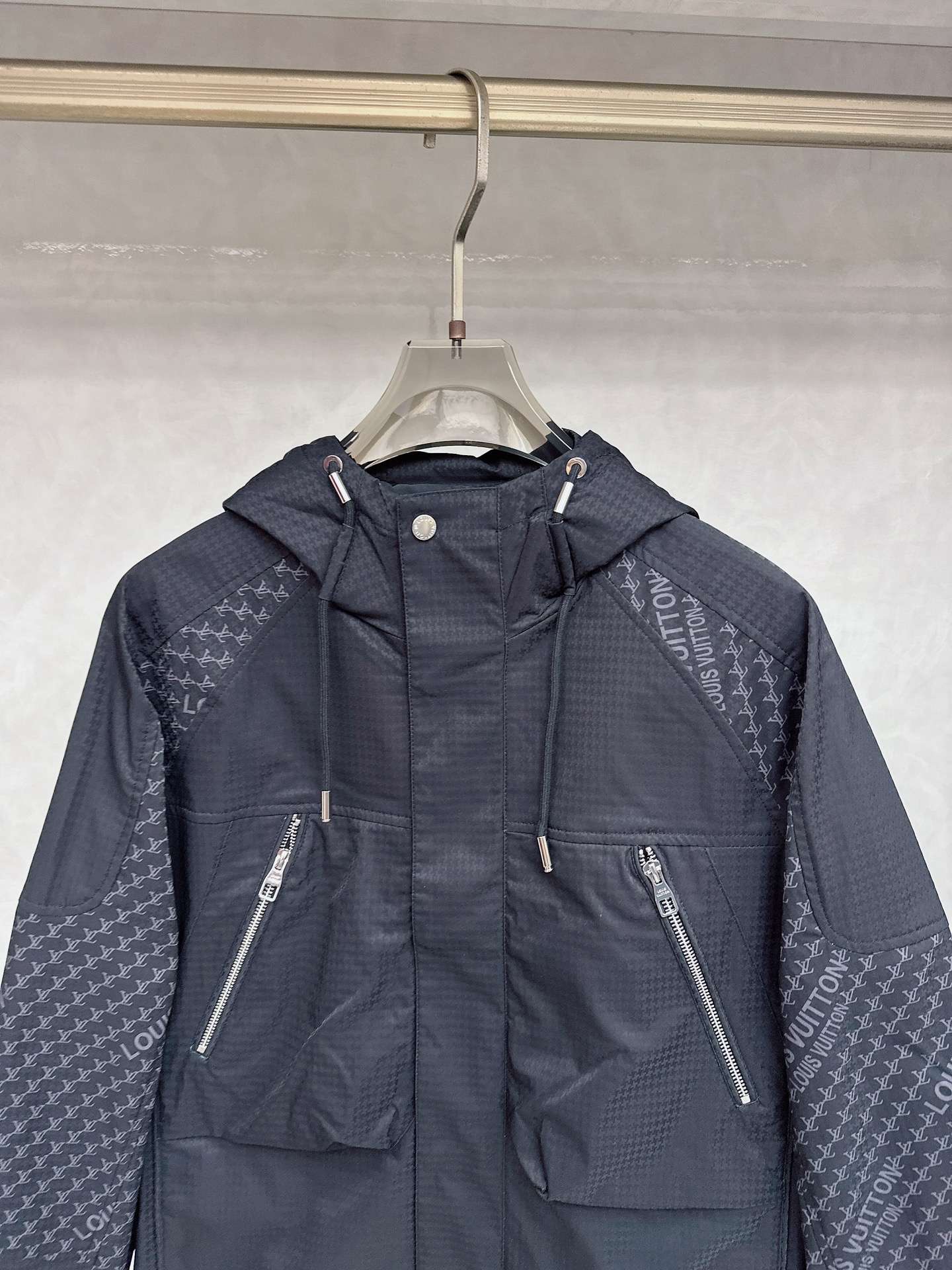 LV 秋款2025最新款时尚设计师款夹克外套.处处细节显工艺足够的高级 结构性剪裁的设计改变来展现男士多