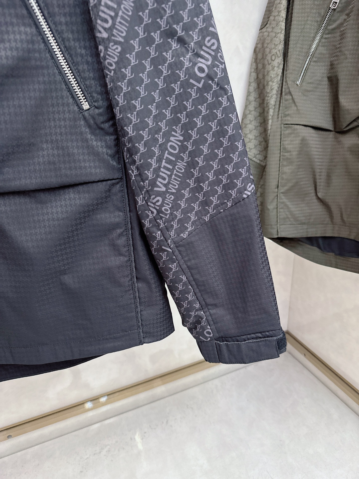 LV 秋款2025最新款时尚设计师款夹克外套.处处细节显工艺足够的高级 结构性剪裁的设计改变来展现男士多