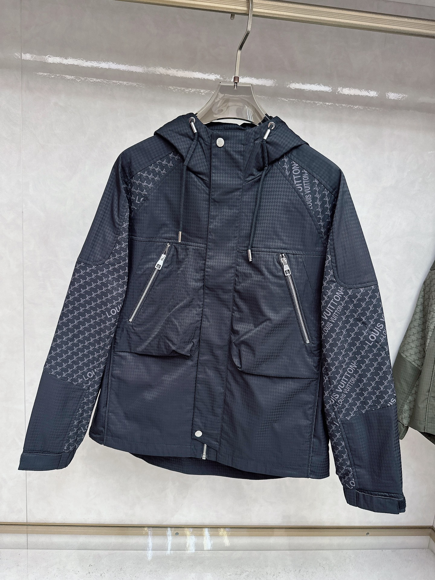 LV 秋款2025最新款时尚设计师款夹克外套.处处细节显工艺足够的高级 结构性剪裁的设计改变来展现男士多