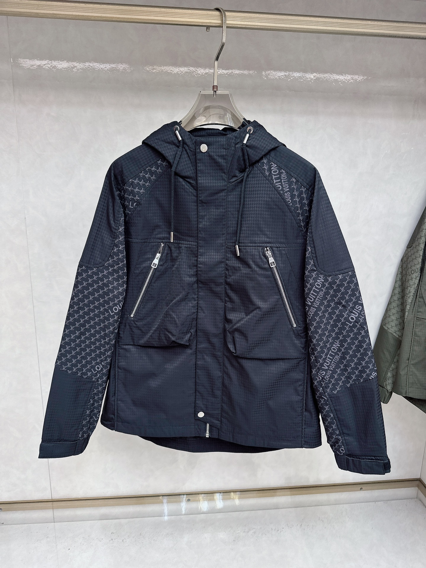 LV 秋款2025最新款时尚设计师款夹克外套.处处细节显工艺足够的高级 结构性剪裁的设计改变来展现男士多