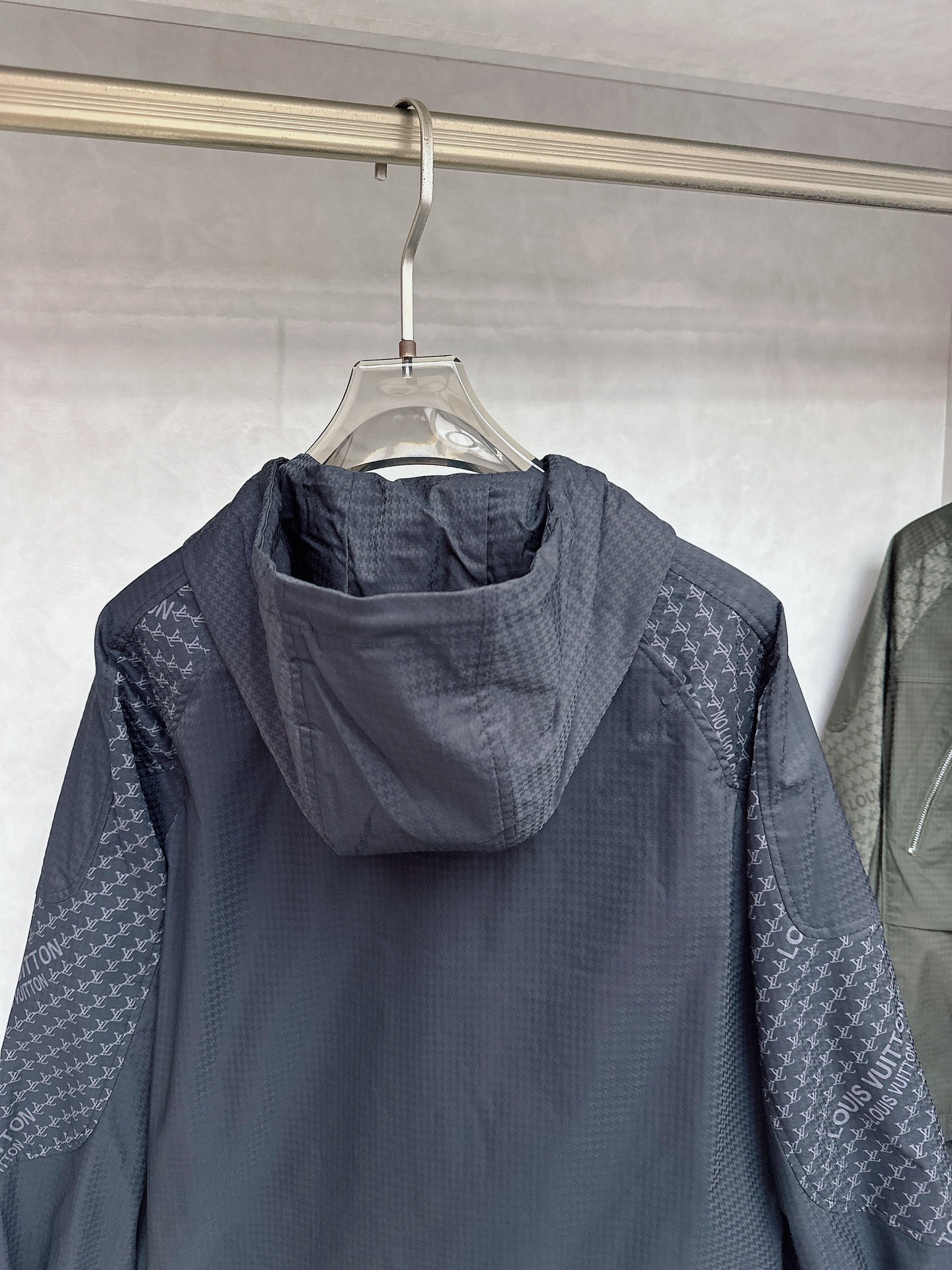 LV 秋款2025最新款时尚设计师款夹克外套.处处细节显工艺足够的高级 结构性剪裁的设计改变来展现男士多