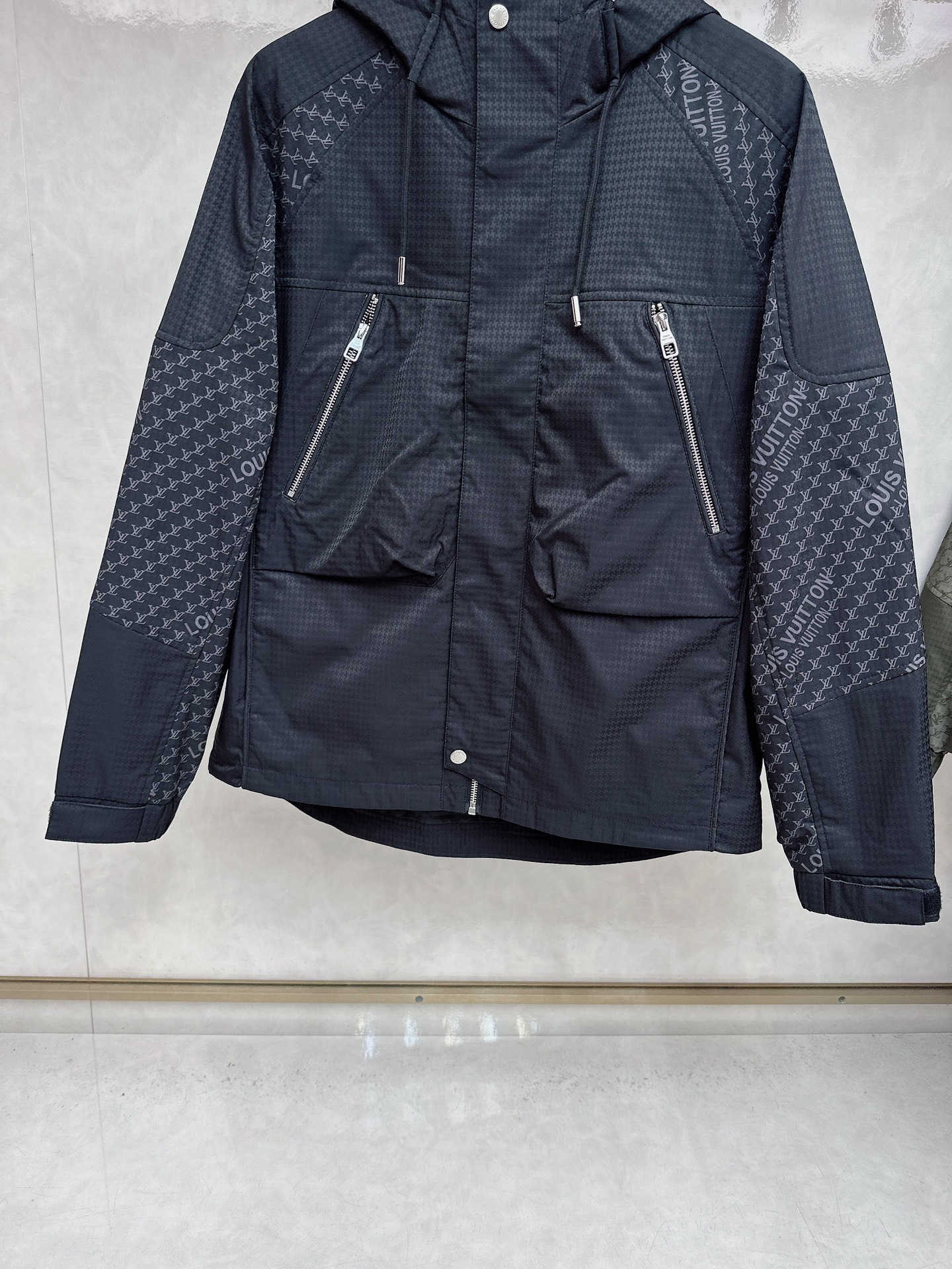 LV 秋款2025最新款时尚设计师款夹克外套.处处细节显工艺足够的高级 结构性剪裁的设计改变来展现男士多