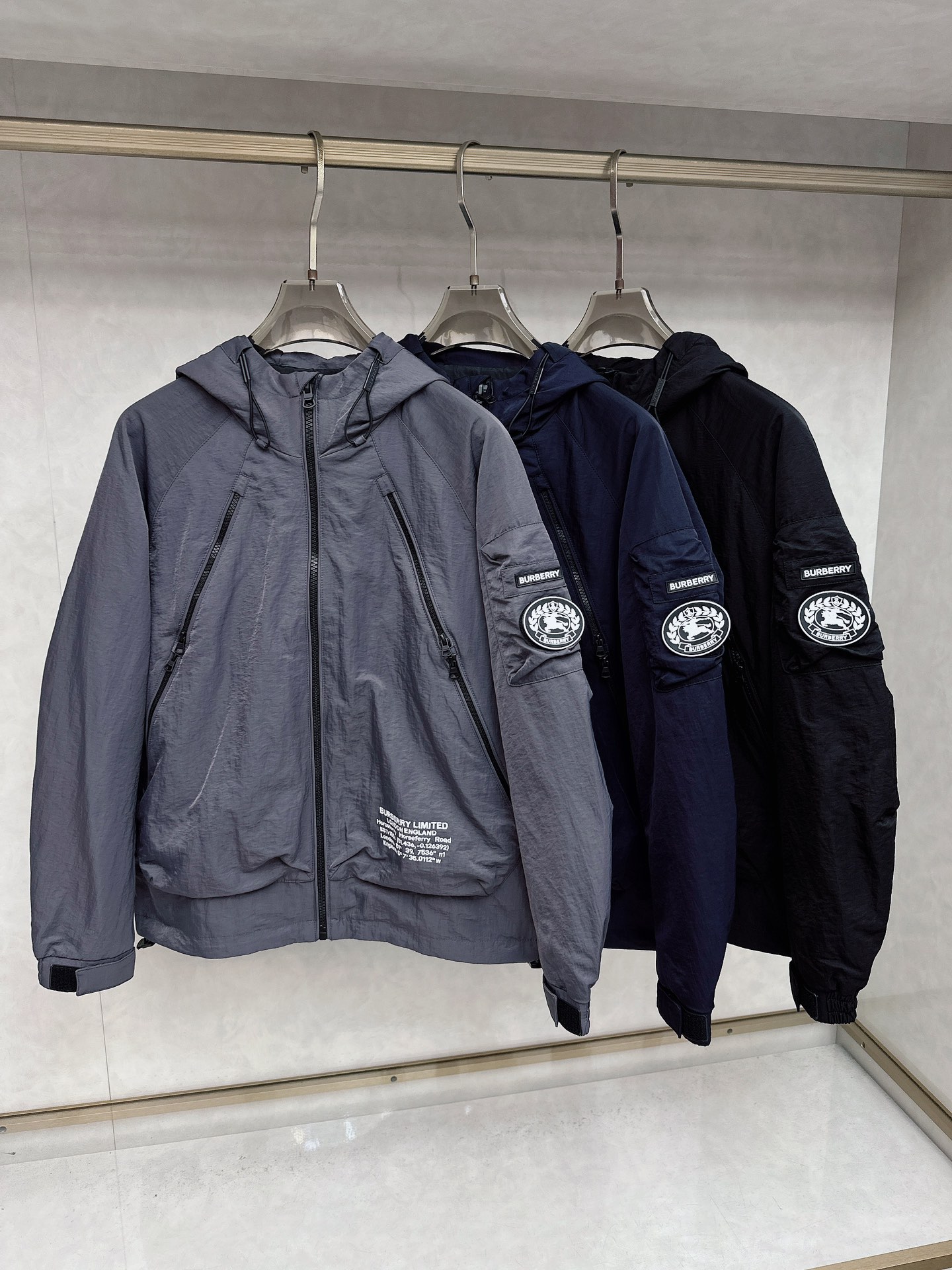 巴宝莉Burberry2025ss早秋新款发布❤加棉连帽风衣外套，字母老花 秋季爆款外套，穿上就是舒适自