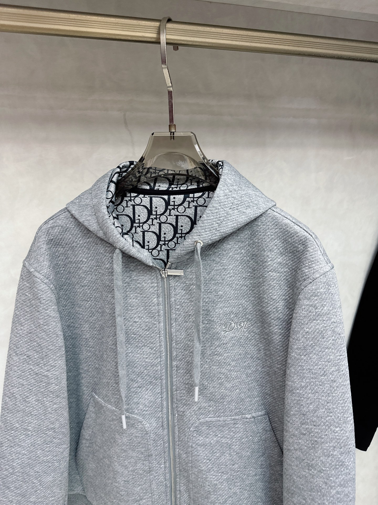 Dior25ss早秋新品老花 的版型，挺括有型，搭配logo点缀 做工🈚️任何瑕疵，手感极为亲肤舒适 摸