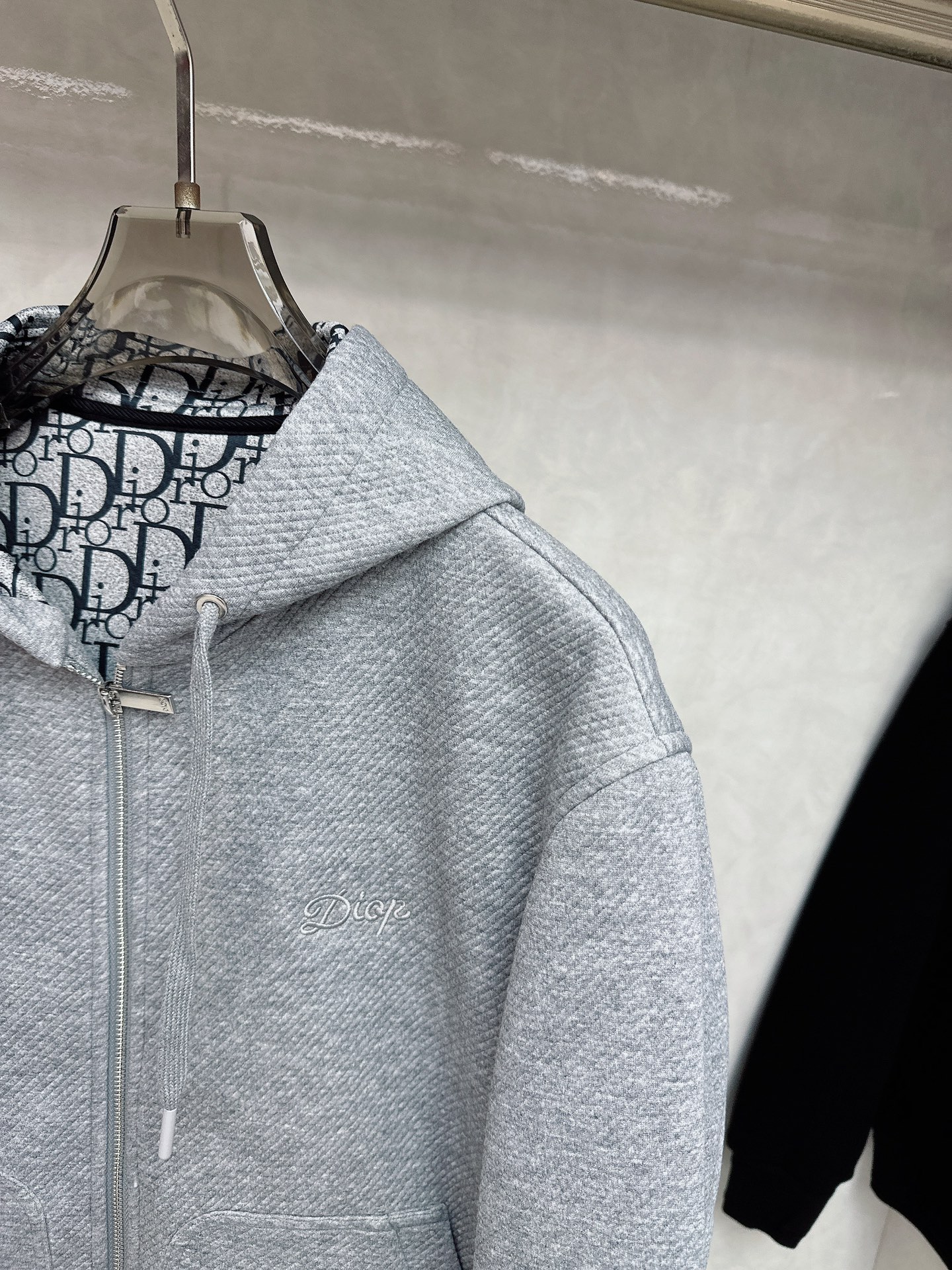 Dior25ss早秋新品老花 的版型，挺括有型，搭配logo点缀 做工🈚️任何瑕疵，手感极为亲肤舒适 摸