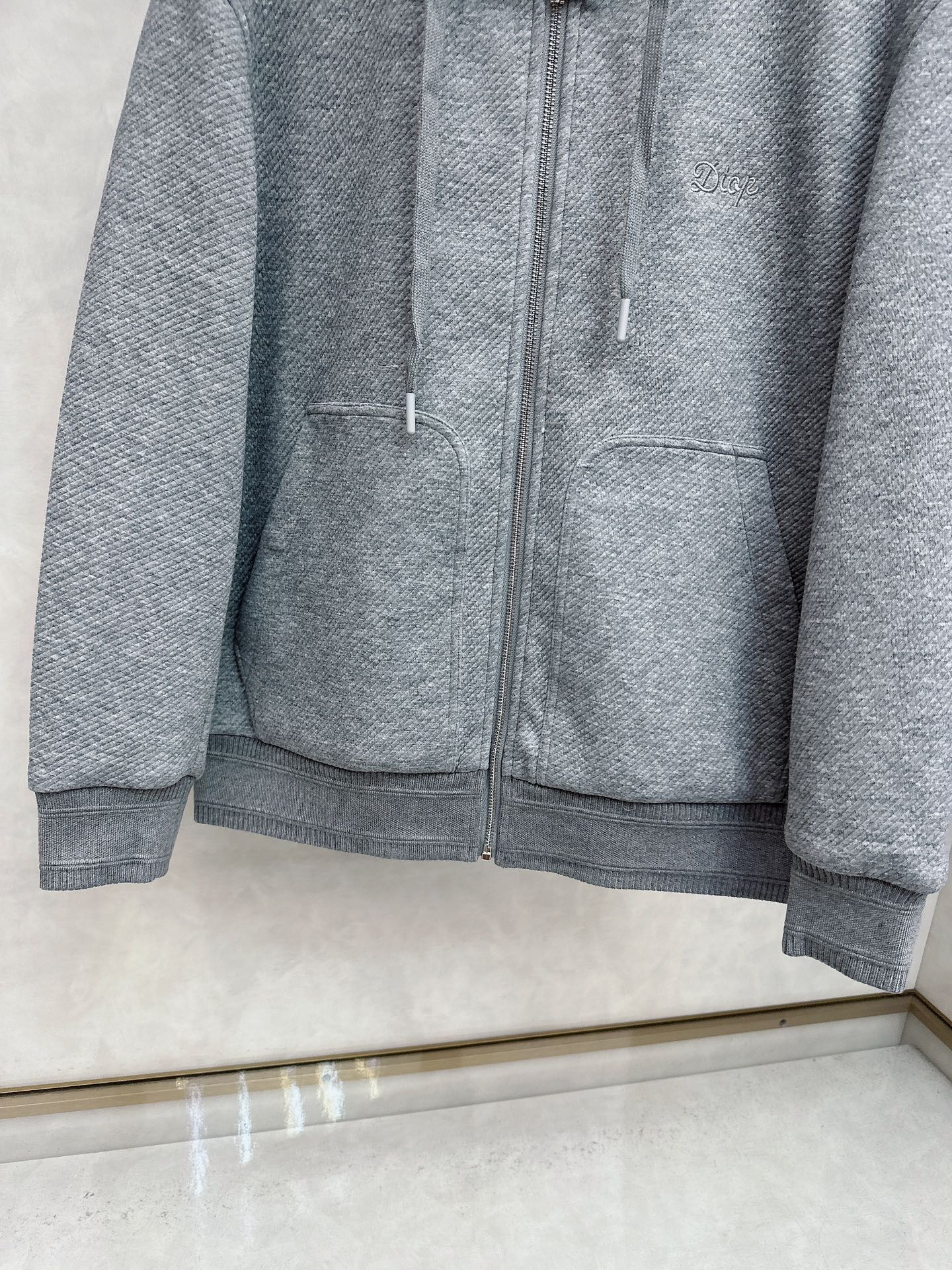 Dior25ss早秋新品老花 的版型，挺括有型，搭配logo点缀 做工🈚️任何瑕疵，手感极为亲肤舒适 摸