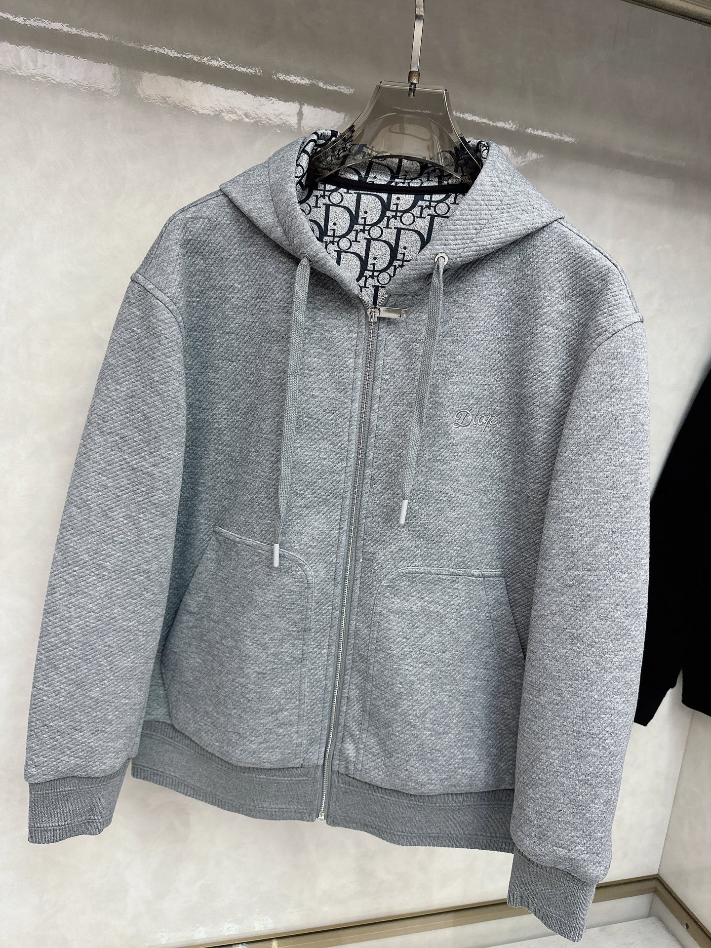 Dior25ss早秋新品老花 的版型，挺括有型，搭配logo点缀 做工🈚️任何瑕疵，手感极为亲肤舒适 摸