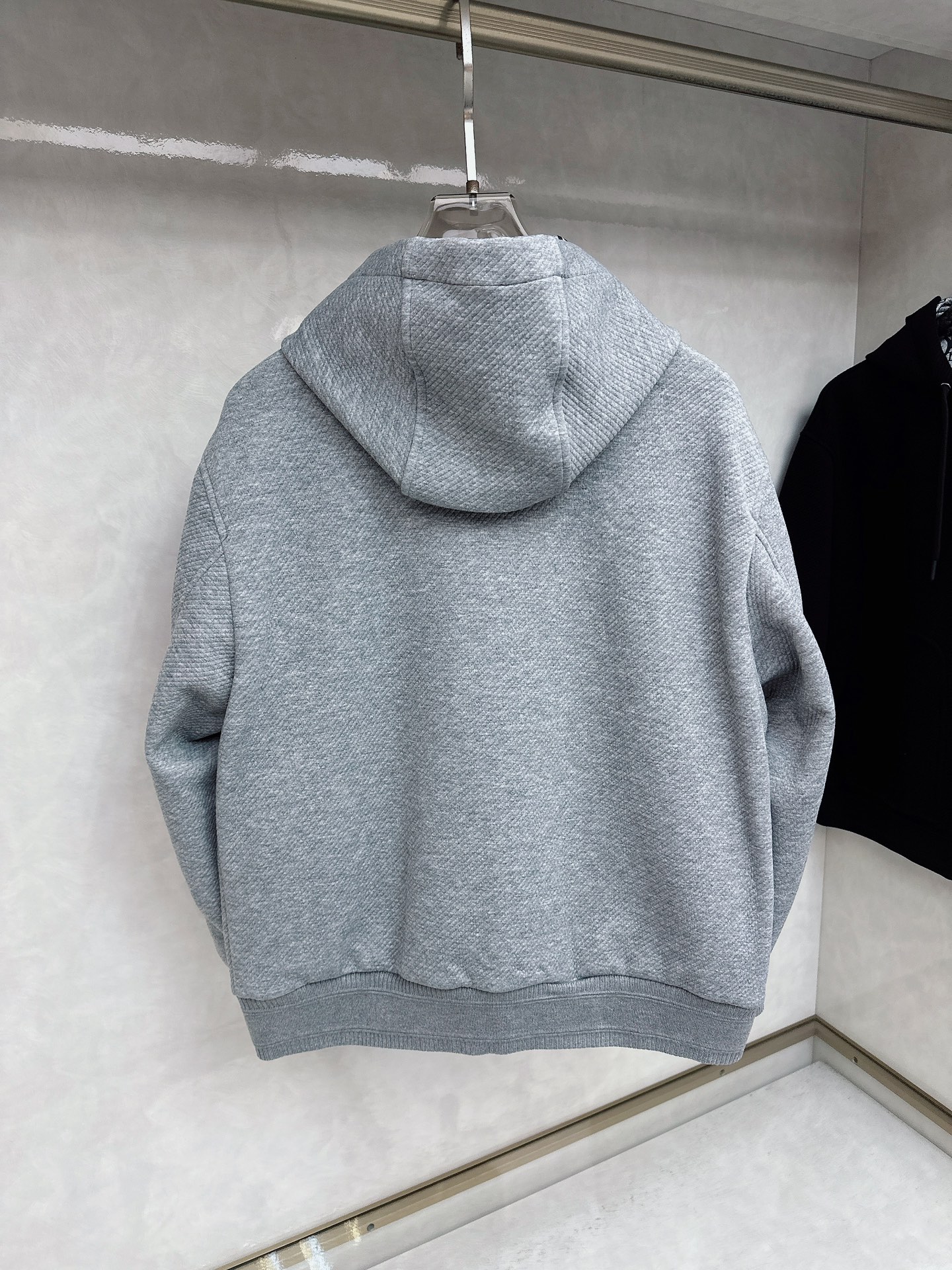 Dior25ss早秋新品老花 的版型，挺括有型，搭配logo点缀 做工🈚️任何瑕疵，手感极为亲肤舒适 摸