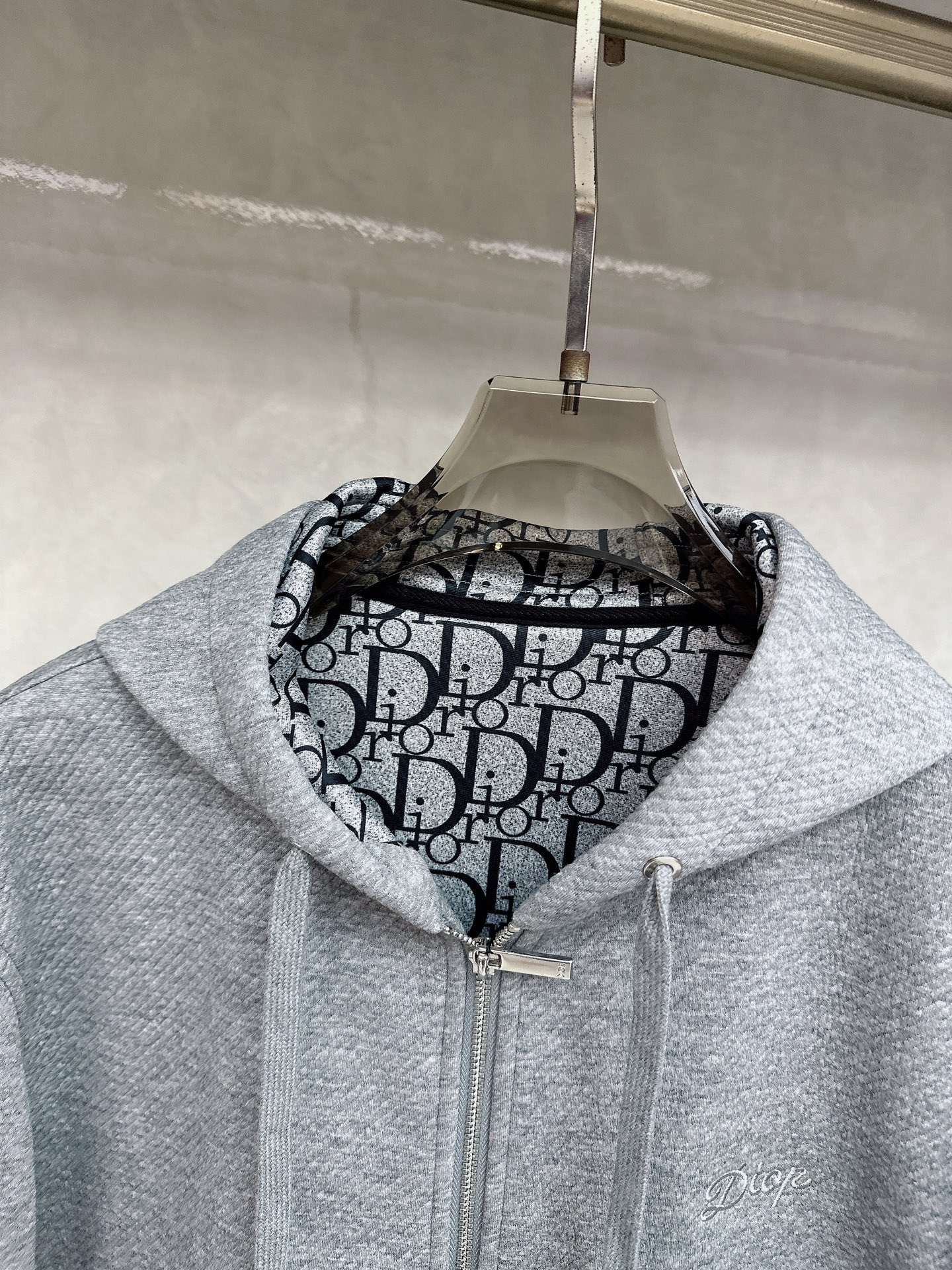 Dior25ss早秋新品老花 的版型，挺括有型，搭配logo点缀 做工🈚️任何瑕疵，手感极为亲肤舒适 摸