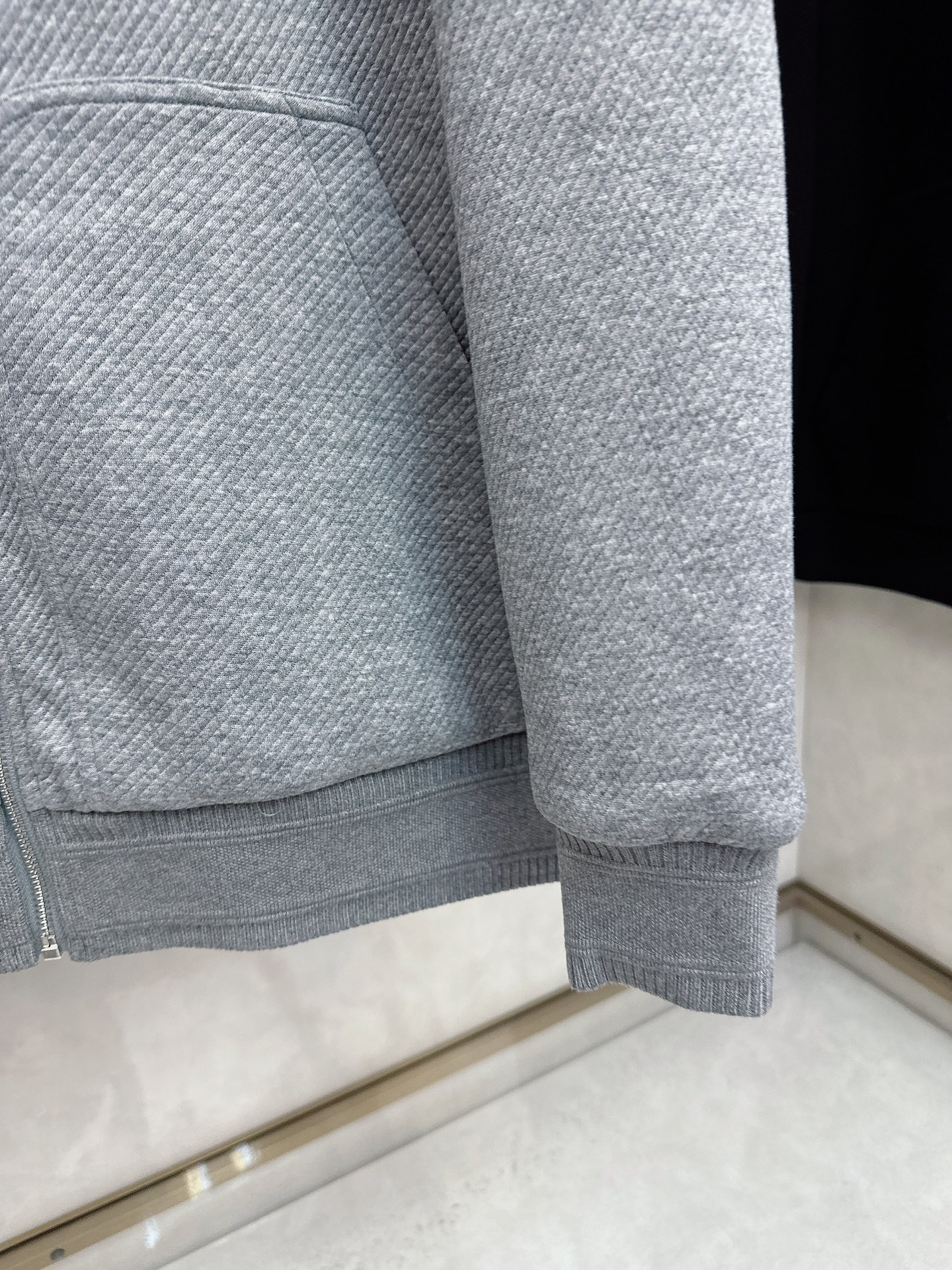 Dior25ss早秋新品老花 的版型，挺括有型，搭配logo点缀 做工🈚️任何瑕疵，手感极为亲肤舒适 摸