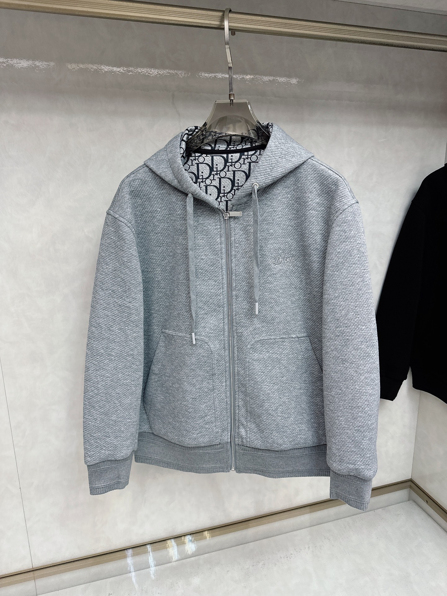 Dior25ss早秋新品老花 的版型，挺括有型，搭配logo点缀 做工🈚️任何瑕疵，手感极为亲肤舒适 摸