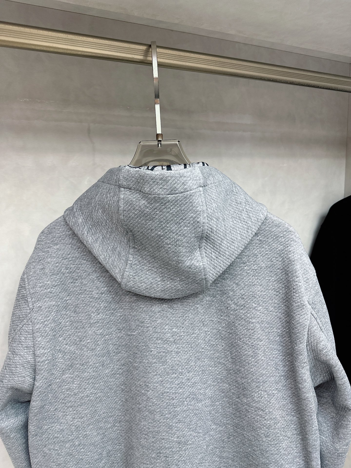 Dior25ss早秋新品老花 的版型，挺括有型，搭配logo点缀 做工🈚️任何瑕疵，手感极为亲肤舒适 摸