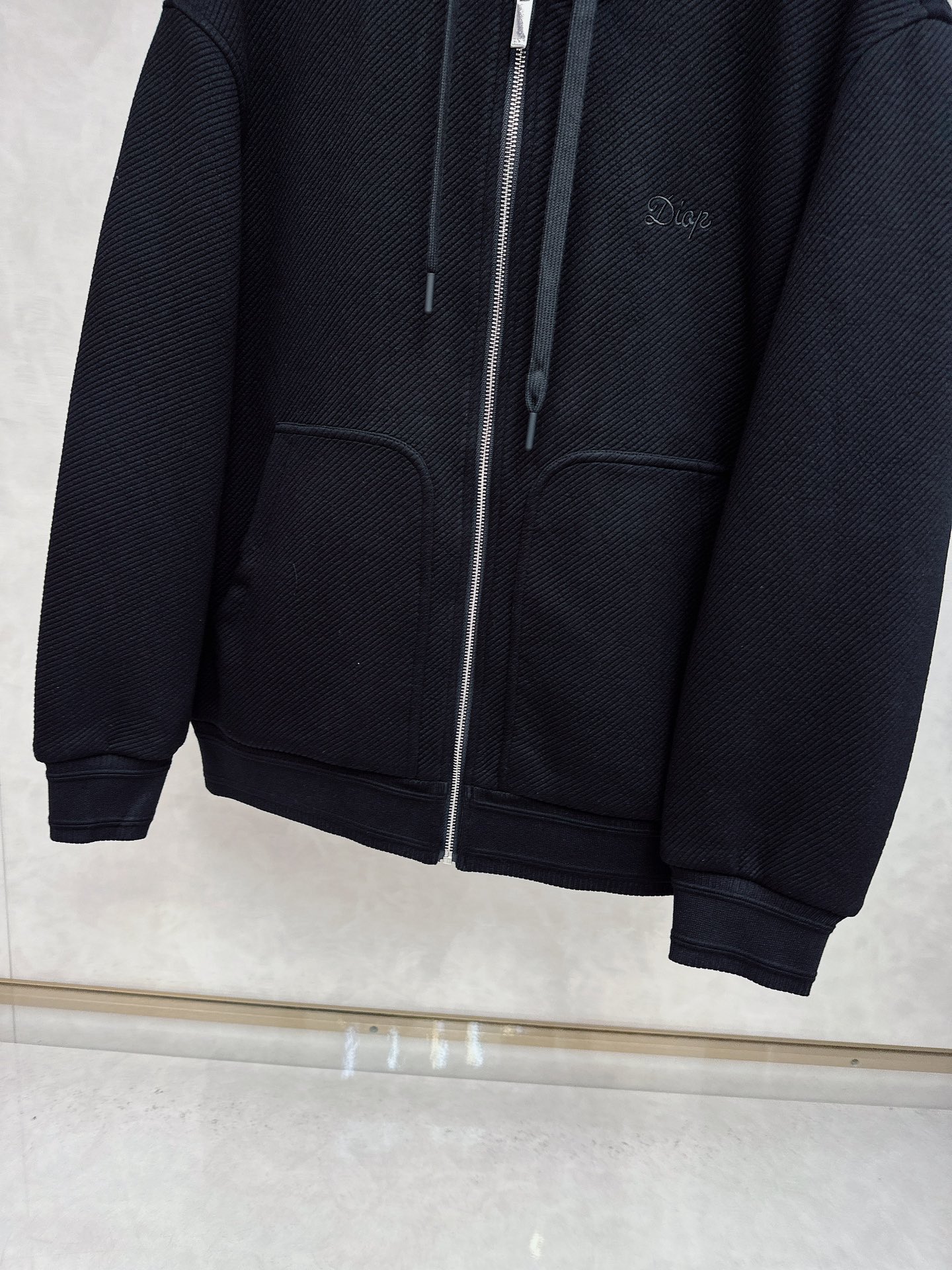 Dior25ss早秋新品老花 的版型，挺括有型，搭配logo点缀 做工🈚️任何瑕疵，手感极为亲肤舒适 摸