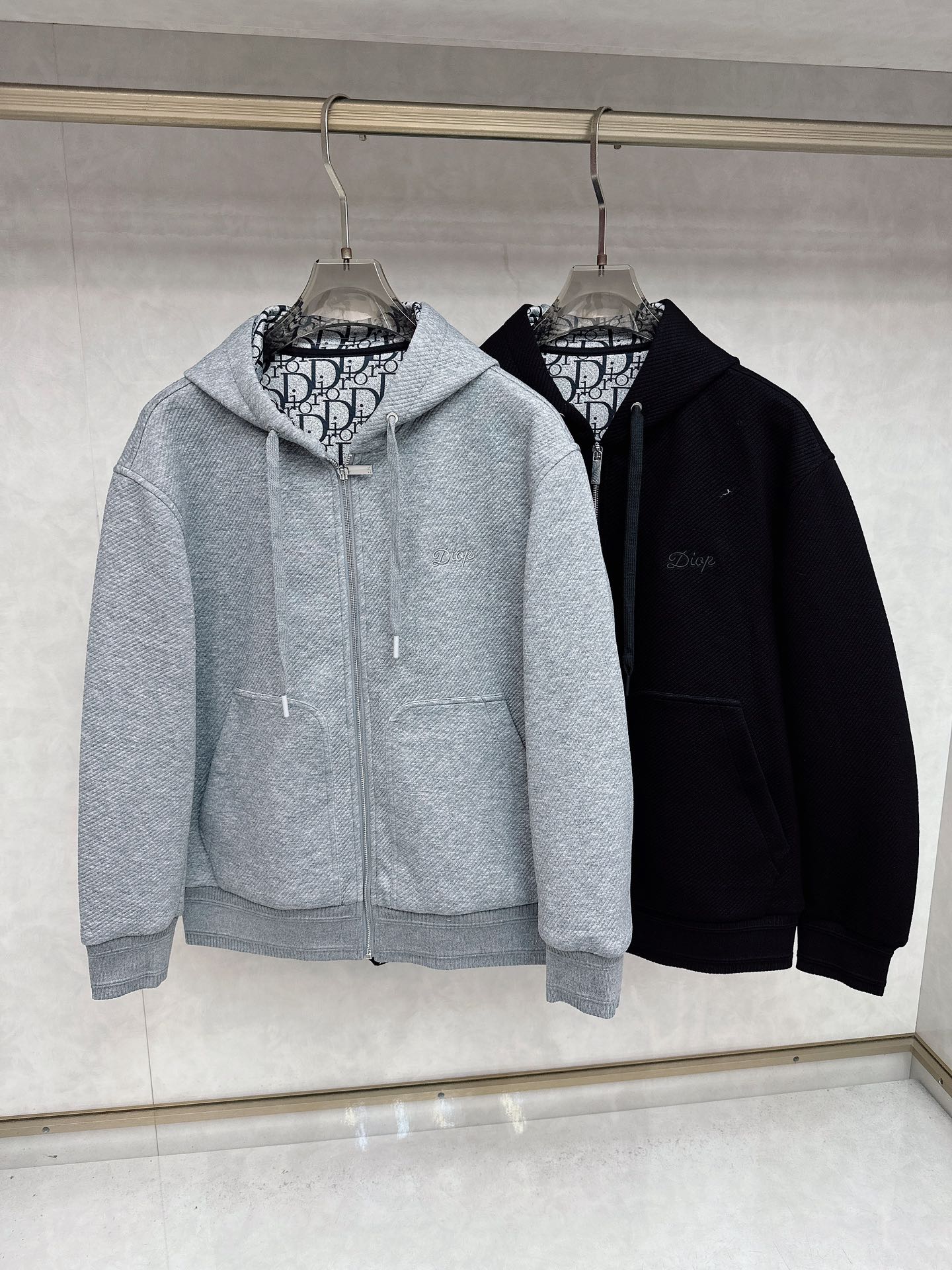 Dior25ss早秋新品老花 的版型，挺括有型，搭配logo点缀 做工🈚️任何瑕疵，手感极为亲肤舒适 摸