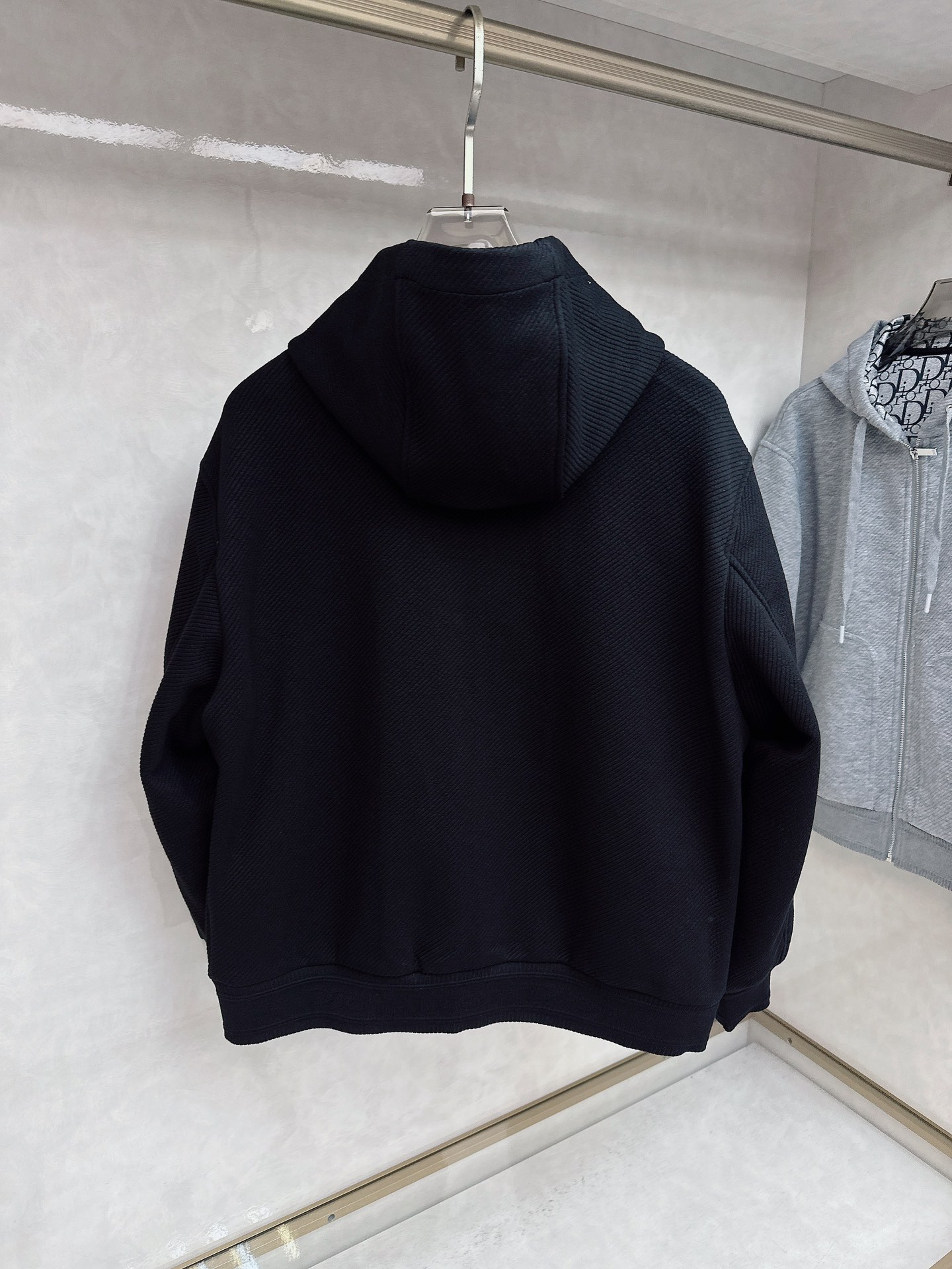 Dior25ss早秋新品老花 的版型，挺括有型，搭配logo点缀 做工🈚️任何瑕疵，手感极为亲肤舒适 摸