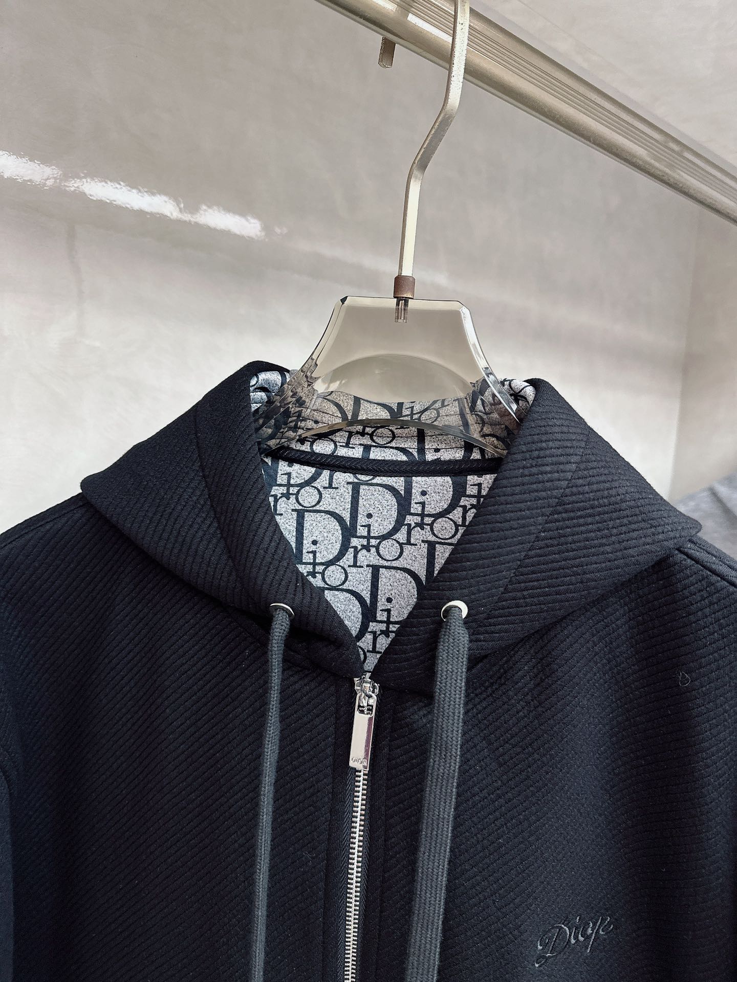 Dior25ss早秋新品老花 的版型，挺括有型，搭配logo点缀 做工🈚️任何瑕疵，手感极为亲肤舒适 摸