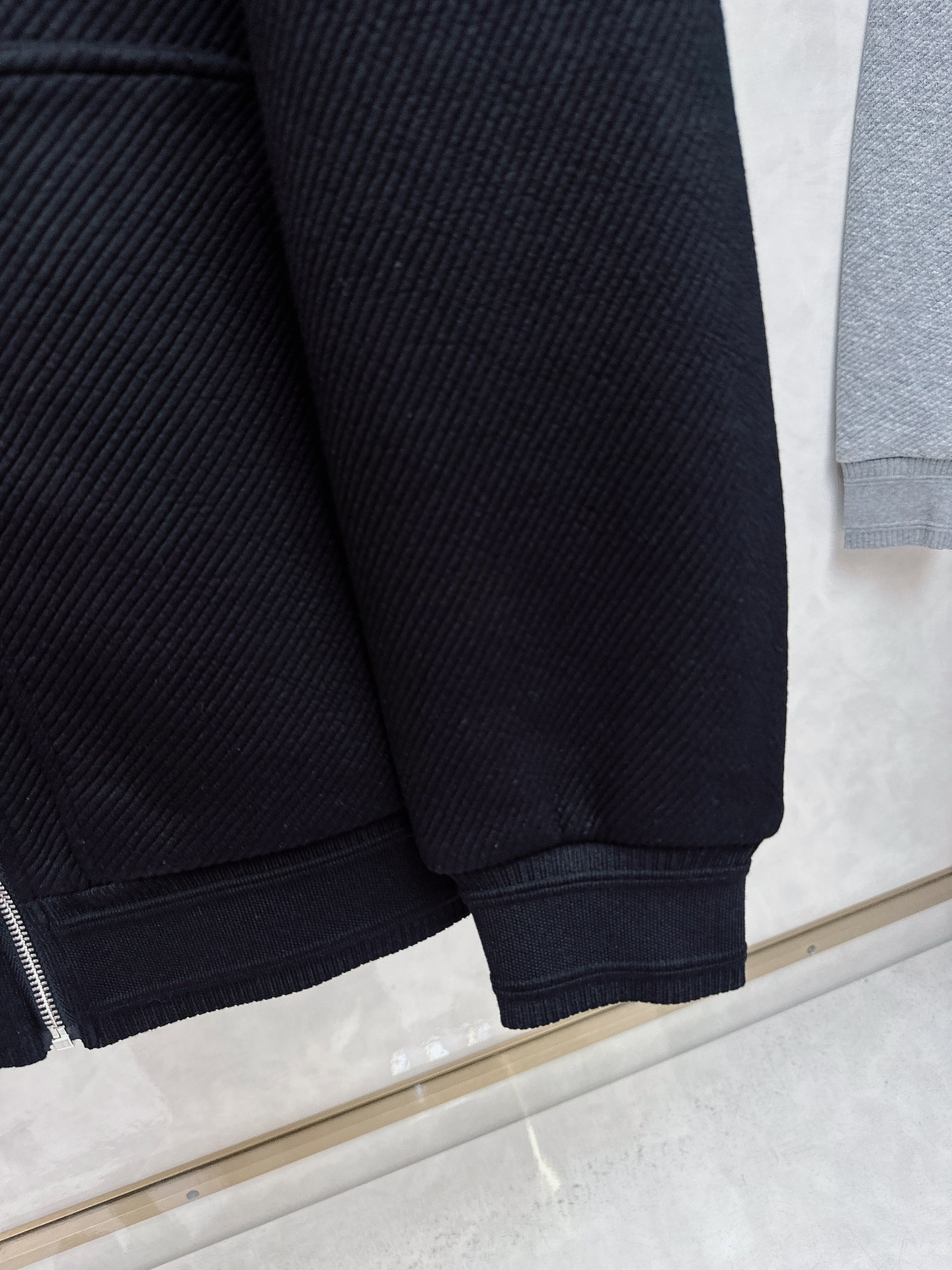 Dior25ss早秋新品老花 的版型，挺括有型，搭配logo点缀 做工🈚️任何瑕疵，手感极为亲肤舒适 摸