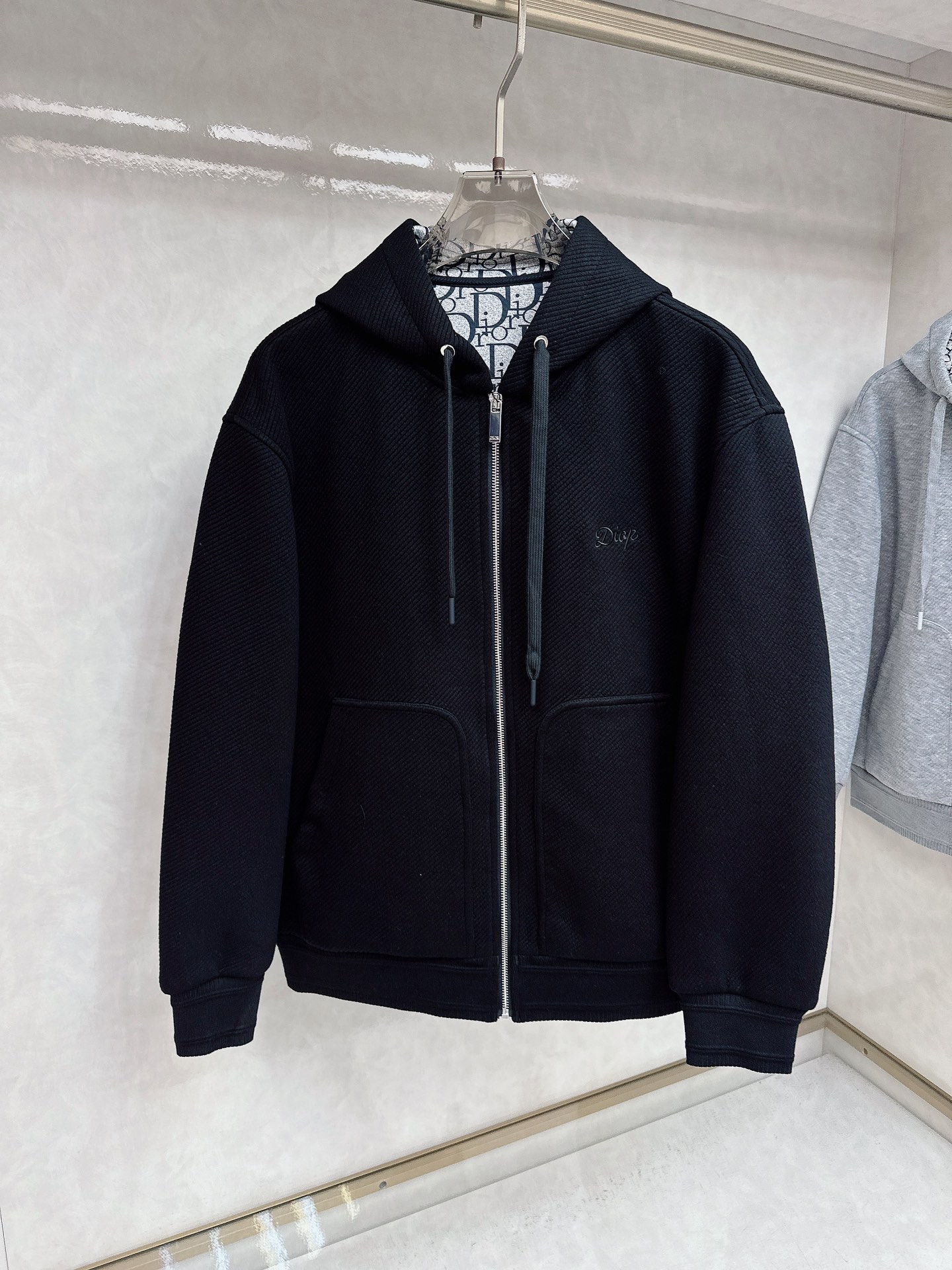 Dior25ss早秋新品老花 的版型，挺括有型，搭配logo点缀 做工🈚️任何瑕疵，手感极为亲肤舒适 摸