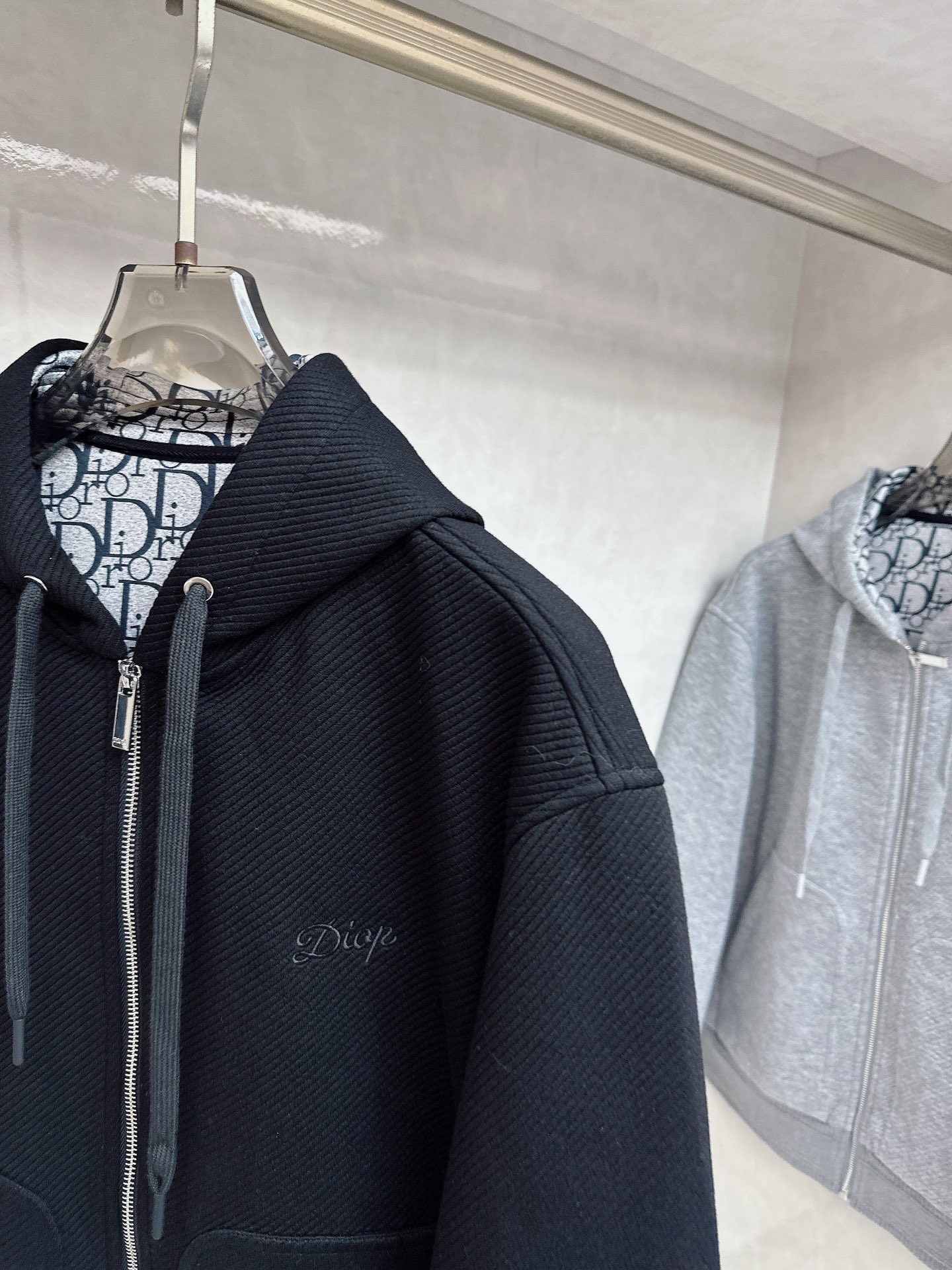 Dior25ss早秋新品老花 的版型，挺括有型，搭配logo点缀 做工🈚️任何瑕疵，手感极为亲肤舒适 摸