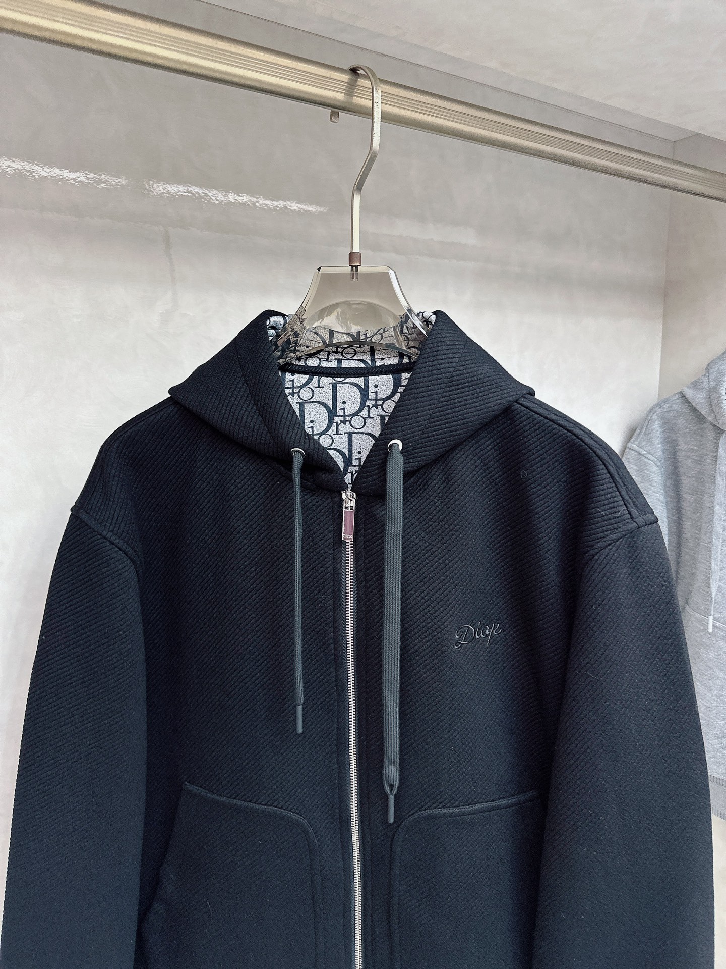 Dior25ss早秋新品老花 的版型，挺括有型，搭配logo点缀 做工🈚️任何瑕疵，手感极为亲肤舒适 摸