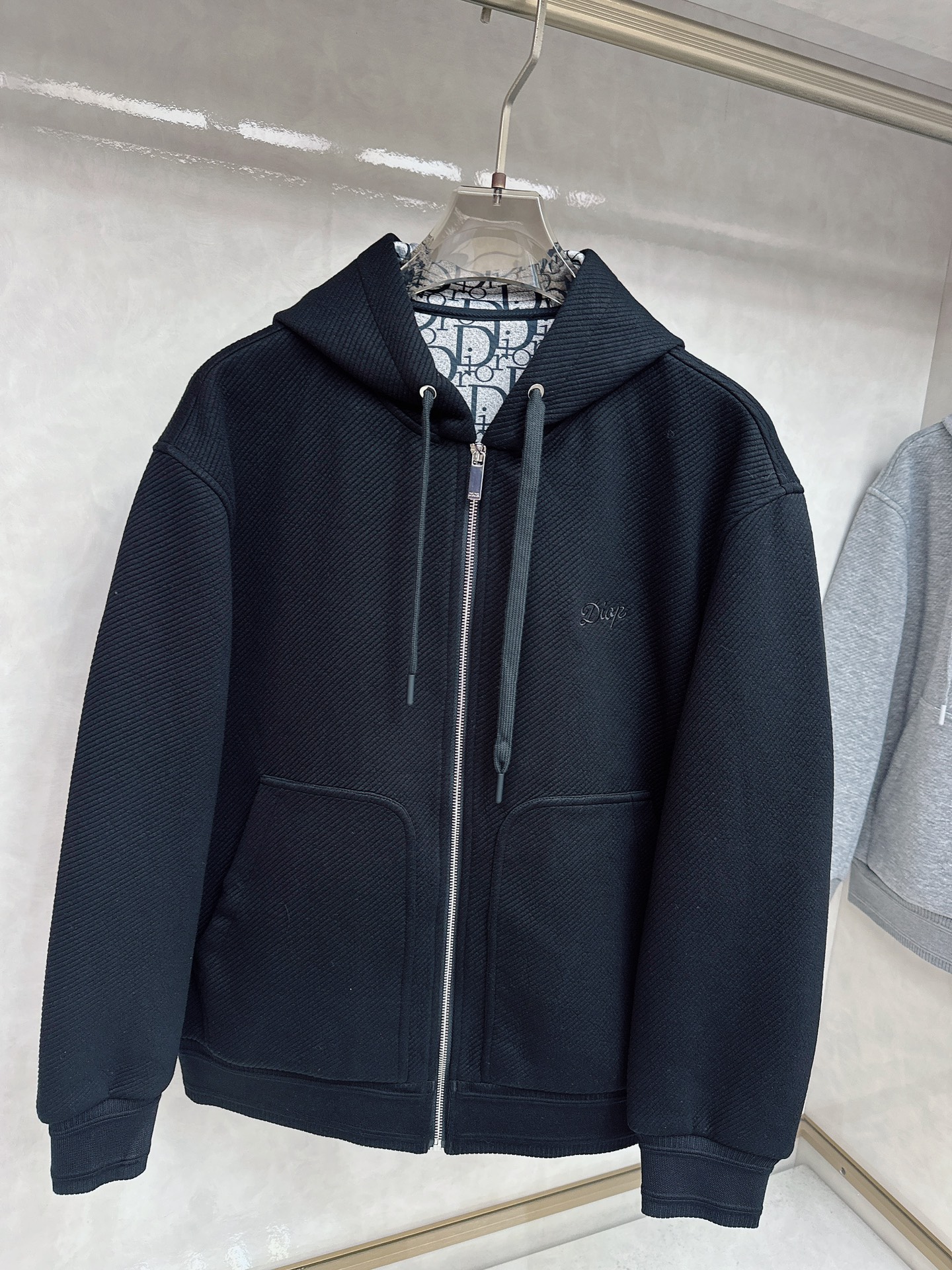 Dior25ss早秋新品老花 的版型，挺括有型，搭配logo点缀 做工🈚️任何瑕疵，手感极为亲肤舒适 摸