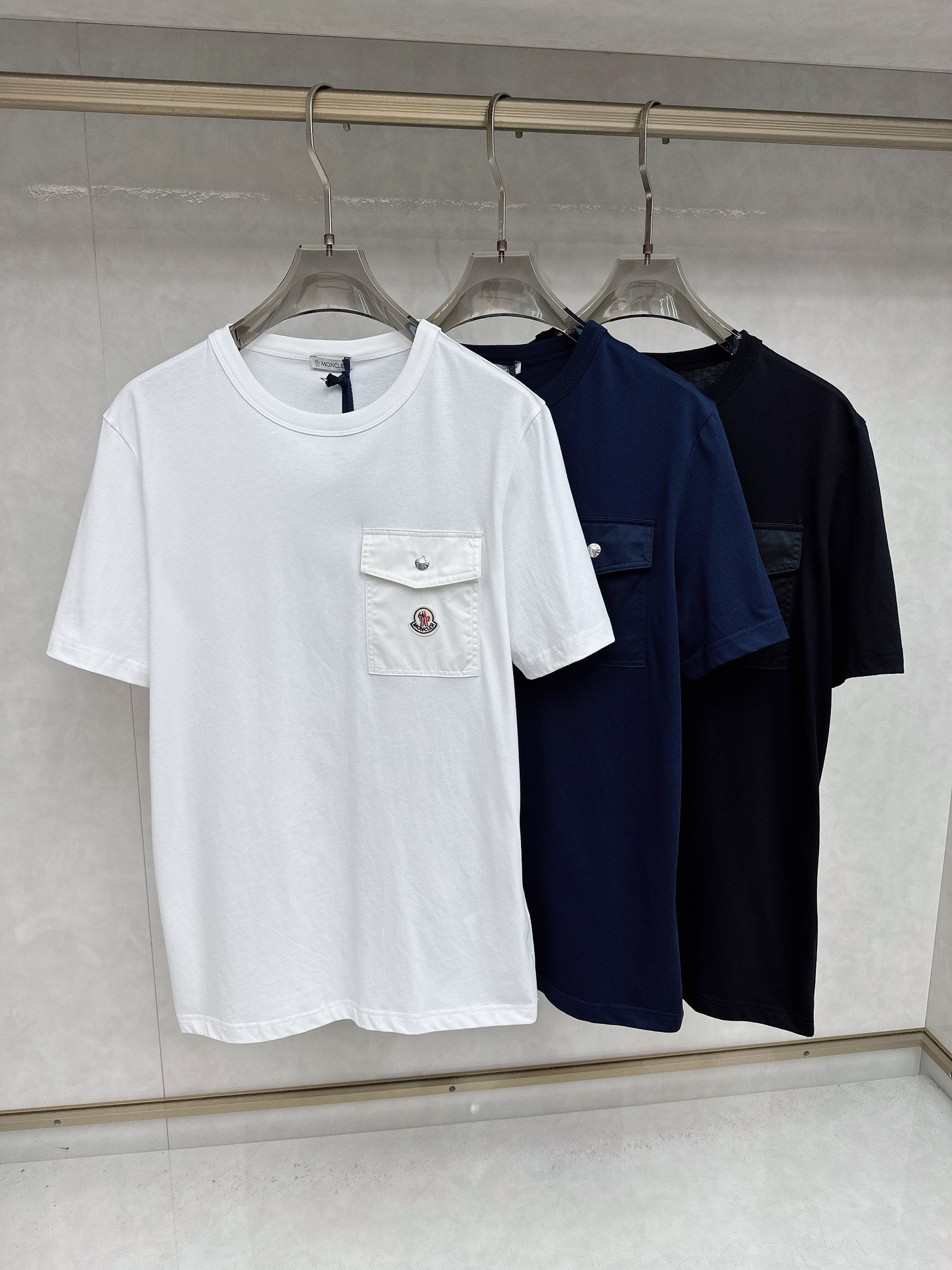 NO:507341,The latest short-sleeved T-shirt in the summer, soft touch, comfortable to wear, fine workmanship. The upper body effect is invincible and handsome, size number S-XL, Moncler, T-shirt, tees, t-shirt, alexander wang19860909蒙口 Ss夏款最新款短袖T恤,手感柔软,穿着舒适,做工精细.上身效果无敌帅气,码数 S-XL,,Moncler,T-shirt,tees，t-shirt,alexander wang,Men's clothing