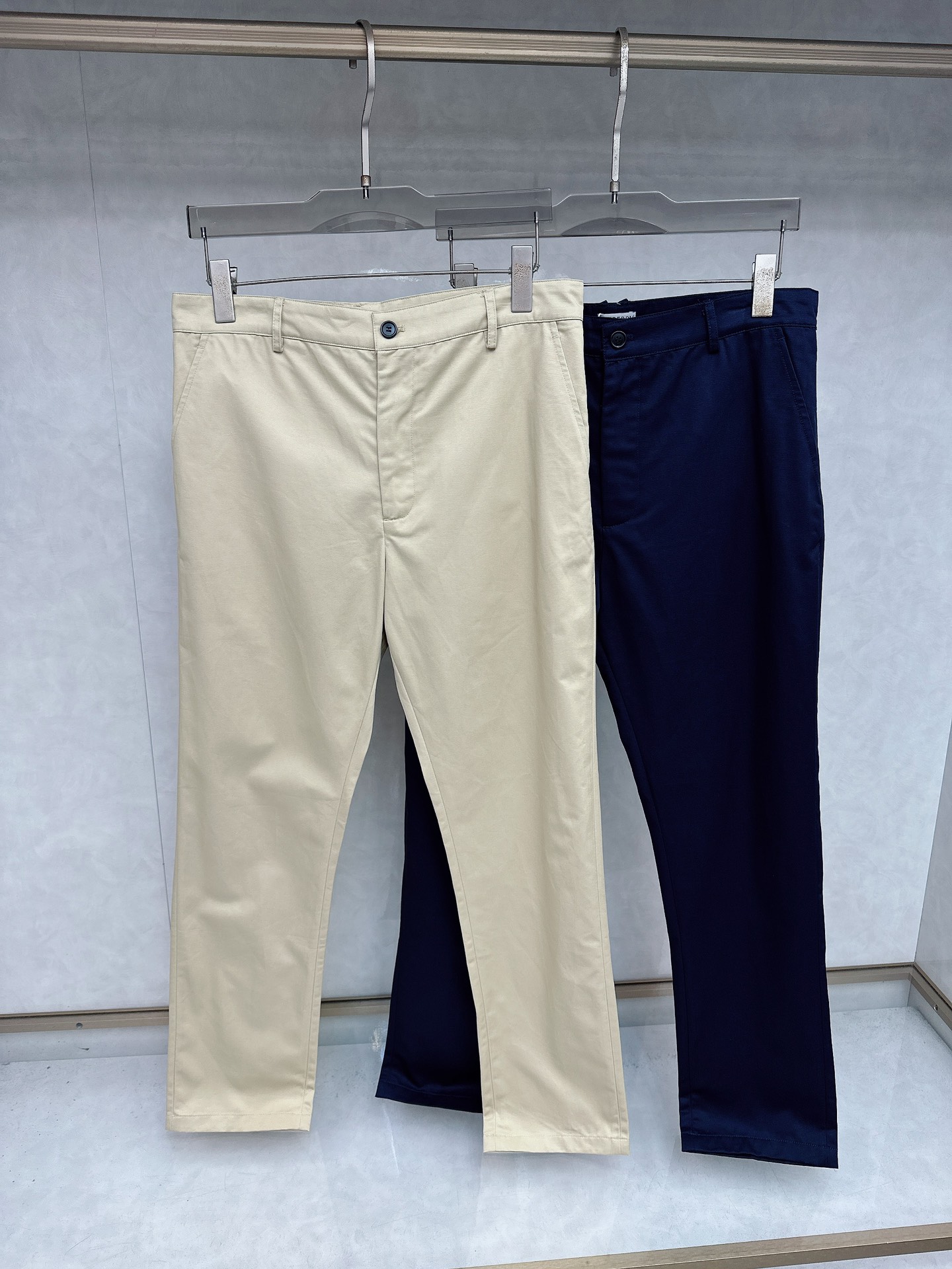 NO:507361,Burberry's new autumn products are available on the official website at the same time. Men's high-end business casual trousers, high-end imported fabrics, with elasticity, and the back pocket is decorated with the latest hardware accessories this year, highlighting the brand's characteristics and has a trouser flavor!  The fabric is elastic on all sides, and it is free of any irritation based on the contact between people and skin. It is naturally shiny and soft. It has an impeccable detail. The upper body effect is excellent. It is perfect for both business and casual styles. It is an indispensable versatile product in the closet!  S-xl, burberry, alexander wang19860909巴宝莉 秋新品,官网同步有售,男士高端商务休闲西裤,高端进口面料,带弹力,后兜采用今年最新款五金配件点缀,彰显了品牌特质,颇具西裤风味！面料四面弹,依着人与肌肤接触无任何刺激,光泽自然柔和,完美的版型设计,细节无可挑剔,上身效果超棒,完美兼具商务与休闲风格穿搭,衣橱里必不可缺少的百搭臻品！ 码数S-xl,,burberry,alexander wang,Men's clothing