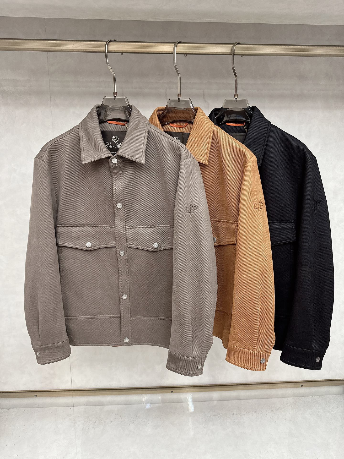 NO:530202,2025 Autumn and Winter New#LP Old Qian Style Classic Men's Business Casual Jacket Fashion with typical Italian style, Trading Company's channel products are very exquisite in fabric selection and craftsmanship, which is very consistent with the aesthetic tone of the LP family, low-key and luxurious, elegant and noble. Every detail proves the brand's own sense of high-endness. The Italian minimalist, capable and outdoor functional style are the ultimate interpretation, both solemn and harmonious, and the upper body is full of styles!  A treasure-level functional equipment that combines fashion sense and design sense creates a unique styling item, improved pilot styling design, classic lapel design, retro age-reducing and very fashionable. The cuffs and hem are spliced ​​with elastic thread details, and the classic oblique plug-in flip pocket embellishment!  Italian customers supply imported composite functional technological fabrics, which have outdoor lightweight functional effects, windproof and waterproof characteristics, excellent breathability, first-class texture, superior clarity, quite elegant and fashionable!  The color matching is light and versatile, the style is cut and neat, and the upper body instantly highlights the spirit. It is full of styles and can easily control various body shapes. It is a jacket that combines business commuting and outdoor leisure. It is an equipment with extremely high attendance rate in practical wear!  Color brown brown beige code 48-56, loro piano, jackets & coats, alexander wang198609092025秋冬New#LP 老钱风 经典男士商务休闲外套 颇具意大利典型风格的时装,贸易公司渠道臻品 在面料选取和工艺方面都相当考究,极符合LP家族美学基调,低调且奢华,优雅且高贵,每一个细节都在力证品牌自身的高级感,通体将意式的极简、干练和户外功能性风格极致诠释,亦庄亦谐,上身型款十足！集时装感与设计感的一款宝藏级功能型装备,塑造出别具一格的造型单品,改良式的飞行员造型设计,经典的翻领设计,复古减龄又非常时髦,袖口与下摆运用松紧螺纹细节拼接,经典斜插式翻盖口袋点缀！意大利客供进口复合功能性科技面料,具备户外轻型功能效果,具备的防风防水特质,透气性绝佳,质感一流,挺括性优越,颇为优雅且时髦！配色轻熟百搭,版型剪裁干练利落,上身瞬间凸显出精神感,型款十足,轻松驾驭各种身型,商务通勤与户外休闲完美兼备的一款外套,属于实穿性出勤率极高的一款装备！ 颜色棕色 咖啡色 米色 码数48-56,,loro piana,jackets & coats,alexander wang,Men's clothing