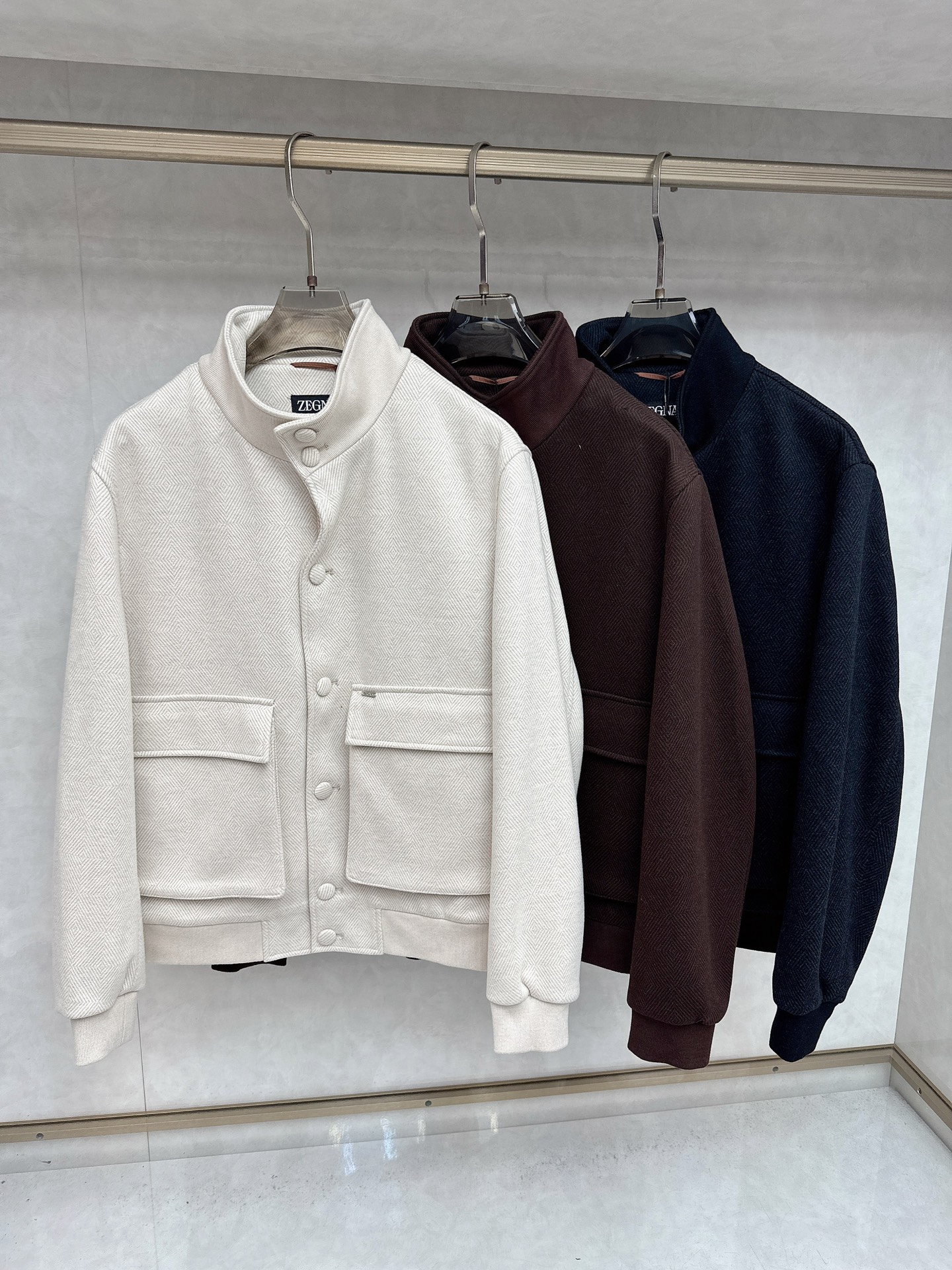 NO:530203,Jenia 2025 autumn and winter jacket. A jacket with a classic design and great appearance, and the quality is even more unscrupulous. You can buy it directly. You can’t get it wrong! Through the detailed pictures, you can feel its powerful aura, and the warm-concentration effect is significant, so you don’t have to worry about the chill at all! It is both fashionable and functional, and the whole style looks more luxurious and elegant! Size M-3XL, zegna, jackets & coats,alexander wang19860909杰尼亚 2025秋冬外套.经典设计感与颜值爆棚的外套,品质更是无法挑剔品控可以直接入手,不容过错的高端臻品！通过细节图片便可感受到它强悍的气场,聚温保暖效果显著,完全不用担心会有一点寒意！时尚与功能性兼备,整款显得更加的奢华大气！ 尺码M-3XL,,zegna,jackets & coats,alexander wang,Men's clothing