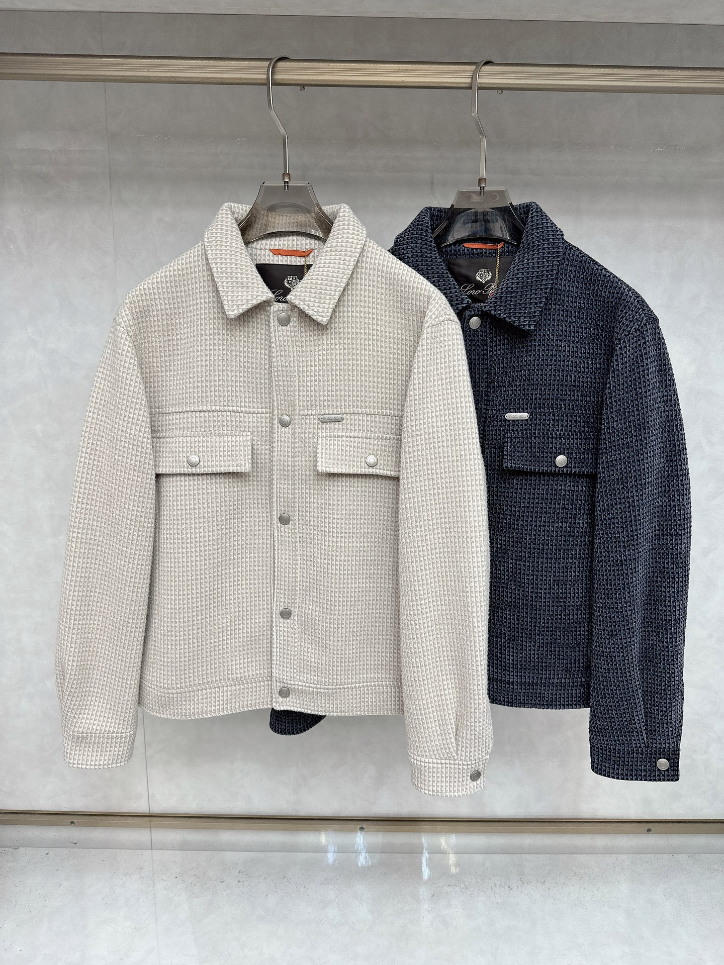 NO:530205,Loro Piana exclusively offers the latest and fashionable autumn and winter jackets. A jacket with a classic design and appearance, and the quality is even more difficult to pick and control. You can buy it directly. You can't get it wrong! Through the detailed pictures, you can feel its powerful aura, and the warm-concentration effect is significant, so you don’t have to worry about the chill at all! It is both fashionable and functional, and the whole style looks more luxurious and elegant! Size 48-56, loro piana, jackets & coats, alexander wang19860909Loro Piana独家专供最新时尚秋冬外套.经典设计感与颜值爆棚的外套,品质更是无法挑剔品控可以直接入手,不容过错的高端臻品！通过细节图片便可感受到它强悍的气场,聚温保暖效果显著,完全不用担心会有一点寒意！时尚与功能性兼备,整款显得更加的奢华大气！ 尺码48-56,,loro piana,jackets & coats,alexander wang,Men's clothing