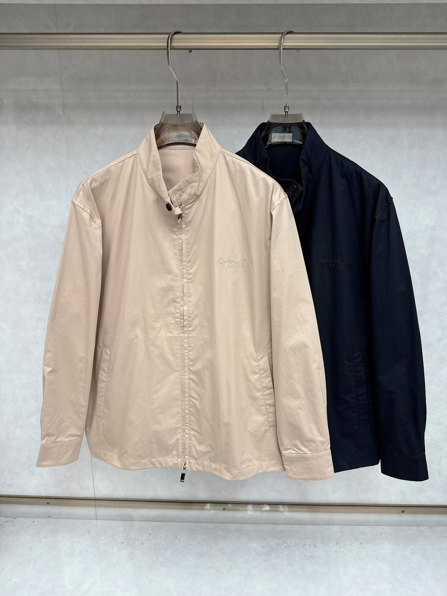 NO:524823,Dior 2025ss New Jacket Jacket This new design jacket reinterprets classic items. It is carefully crafted from cotton blend fabric, with a comfortable fit, with patch pockets on the chest and zippered closures. The style is fashionable and can be easily matched to create a casual look. Size M-2xl,,dior, jackets & coats, jackets & coats, alexander wang19860909Dior 2025ss新款夹克外套 这款全新设计的夹克外套重新诠释了经典单品.采用棉质混纺织物精心制作,舒适版型,胸前饰以贴袋,搭配拉链开合.款式时尚,可轻松搭配,打造休闲造型 尺码M-2xl,,dior,jackets & coats,jackets & coats,alexander wang,Men's clothing