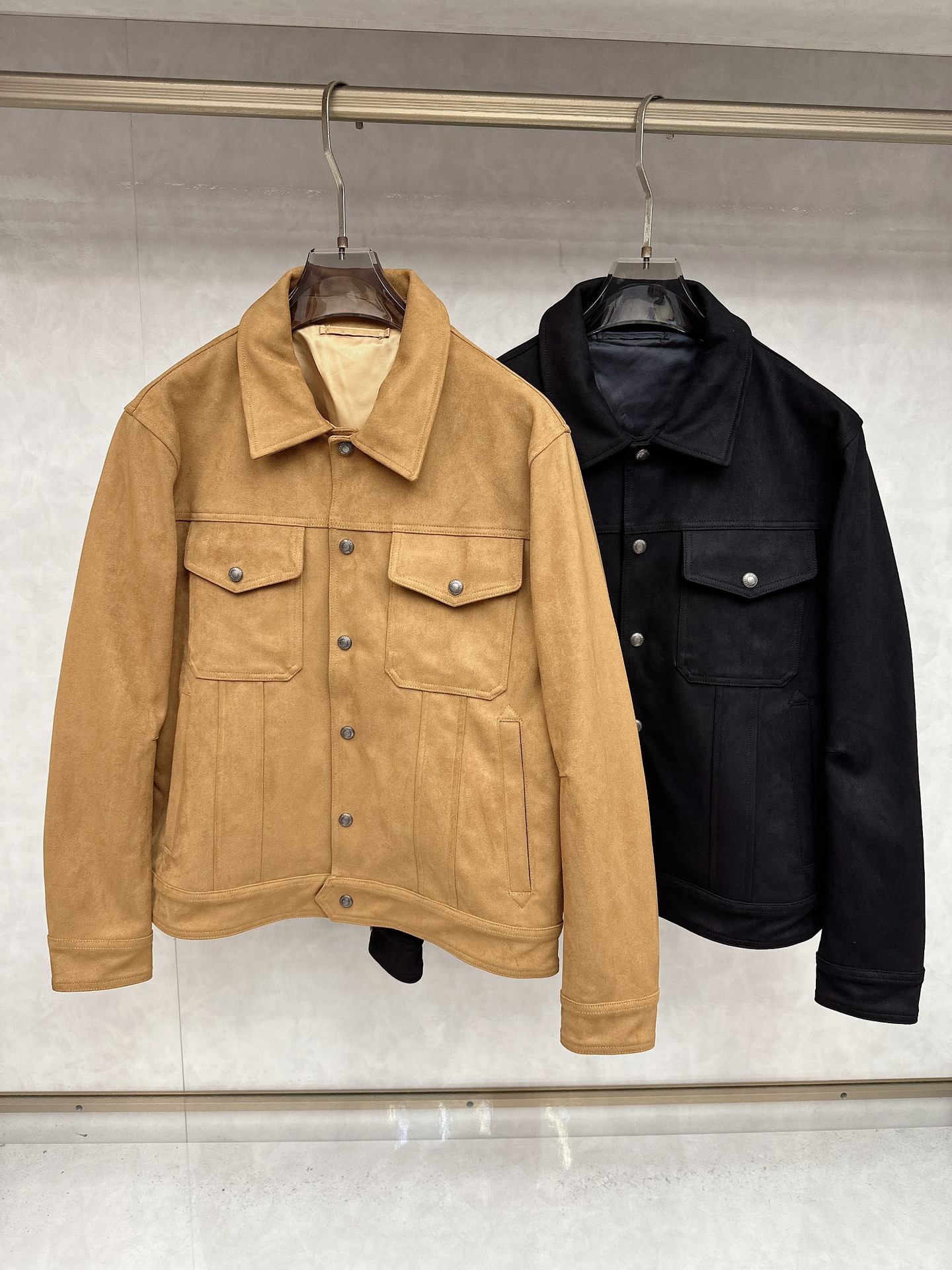 NO:524829,TF 25SS men's new pocket suede, carefully crafted with suede leather, classic style, highlighting novelty and also enhancing the fashion sense of the style, highlighting the classic charm, and creating a refined look. The overall style is a relaxed and casual style, customizing the inner lining of the same color, and developing the full quality. Size M-2xl,,tom ford,chamois leather,alexander wang19860909TF 25SS男士新款口袋麂皮绒,采用麂皮绒皮革精心制作,经典版型,凸显新意同时也能提升款式的时尚感,彰显经典魅力,打造精致造型.整体是一件轻松随意、易于穿搭的式,定制同色系内里,全品相开发 尺码M-2xl,,tom ford,chamois leather,alexander wang,Men's clothing