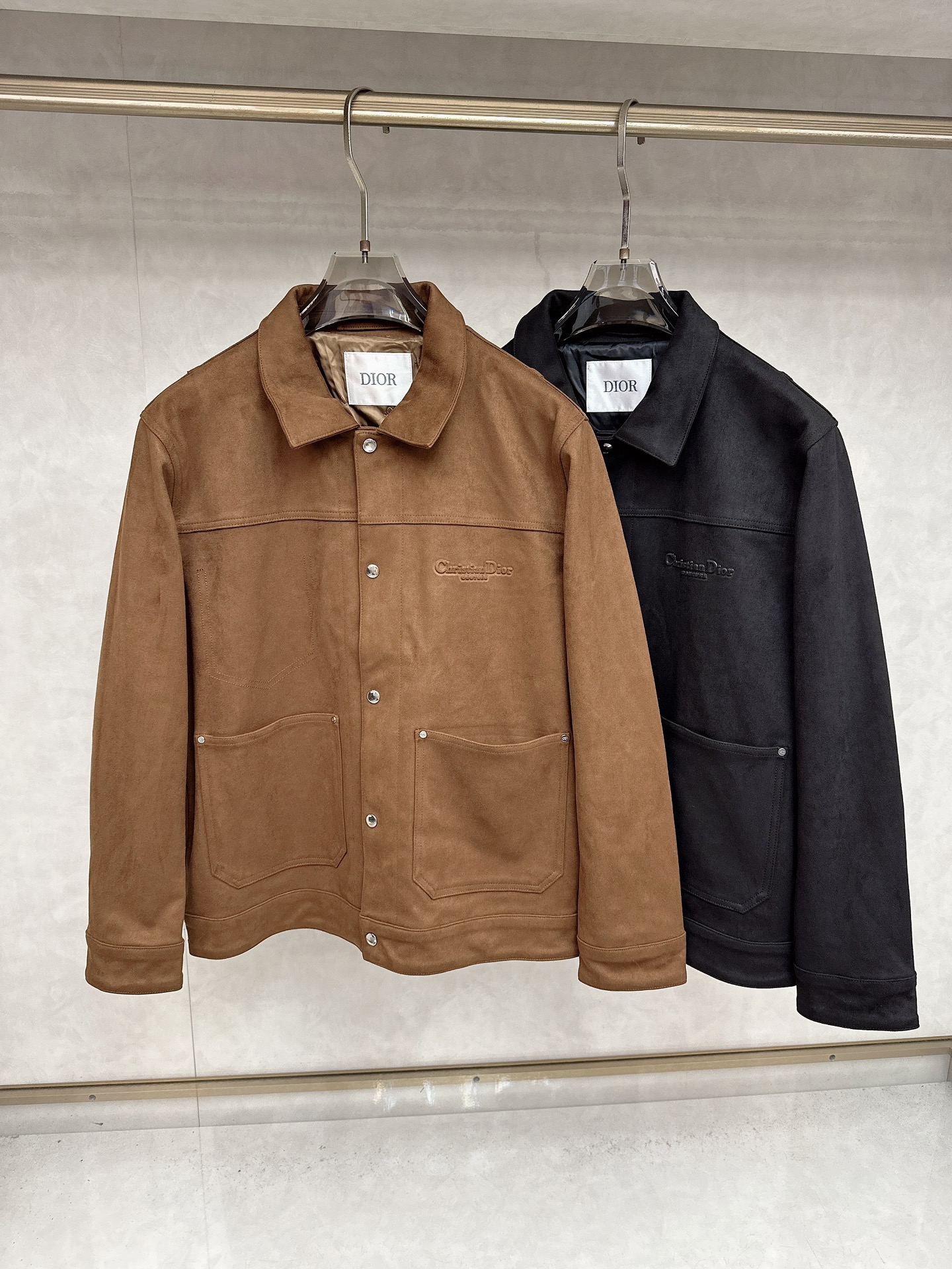 NO:524832,Dior Dior, 25SS men's new pocket suede, carefully crafted with suede leather, classic style, highlighting novelty and enhancing the fashion sense of the style, highlighting the classic charm, and creating a refined look. The overall style is a relaxed and casual style, customizing the inner lining of the same color, and developing the full quality. Size M-2xl,,dior,dior,chamois leather,alexander wang19860909迪奥 Dior,25SS男士新款口袋麂皮绒,采用麂皮绒皮革精心制作,经典版型,凸显新意同时也能提升款式的时尚感,彰显经典魅力,打造精致造型.整体是一件轻松随意、易于穿搭的式,定制同色系内里,全品相开发 尺码M-2xl,,dior,dior,chamois leather,alexander wang,Men's clothing