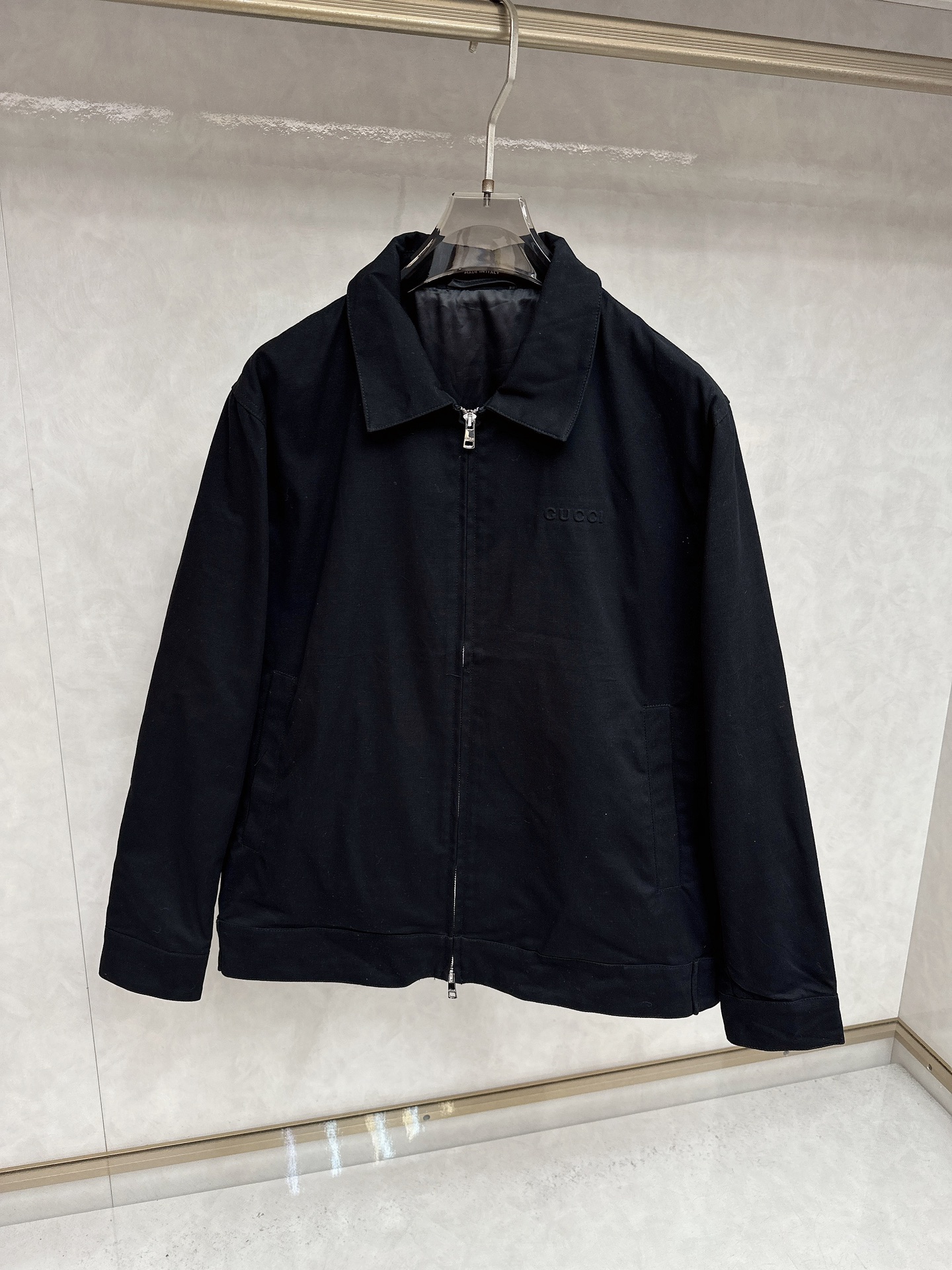 NO:524835,GU Gucci decorative webbing jacket, simple casual commuting style, neat cut, simple design, this simple and neat zipper jacket is ingeniously crafted by GG cotton canvas, injecting full of novelty into the brand's classic letter interwoven pattern. Size M-XXL is complete with three standards, gucci, jackets & coats, jackets & coats, alexander wang19860909GU Gucci 饰织带夹克外套 简约休闲通勤风 利落裁剪 简单设计 这款简洁利落的拉链夹克以GG棉质帆布匠心打造,为品牌经典字母交织图案注入十足新意. 尺码 M-XXL 三标齐全,,gucci,jackets & coats,jackets & coats,alexander wang,Men's clothing