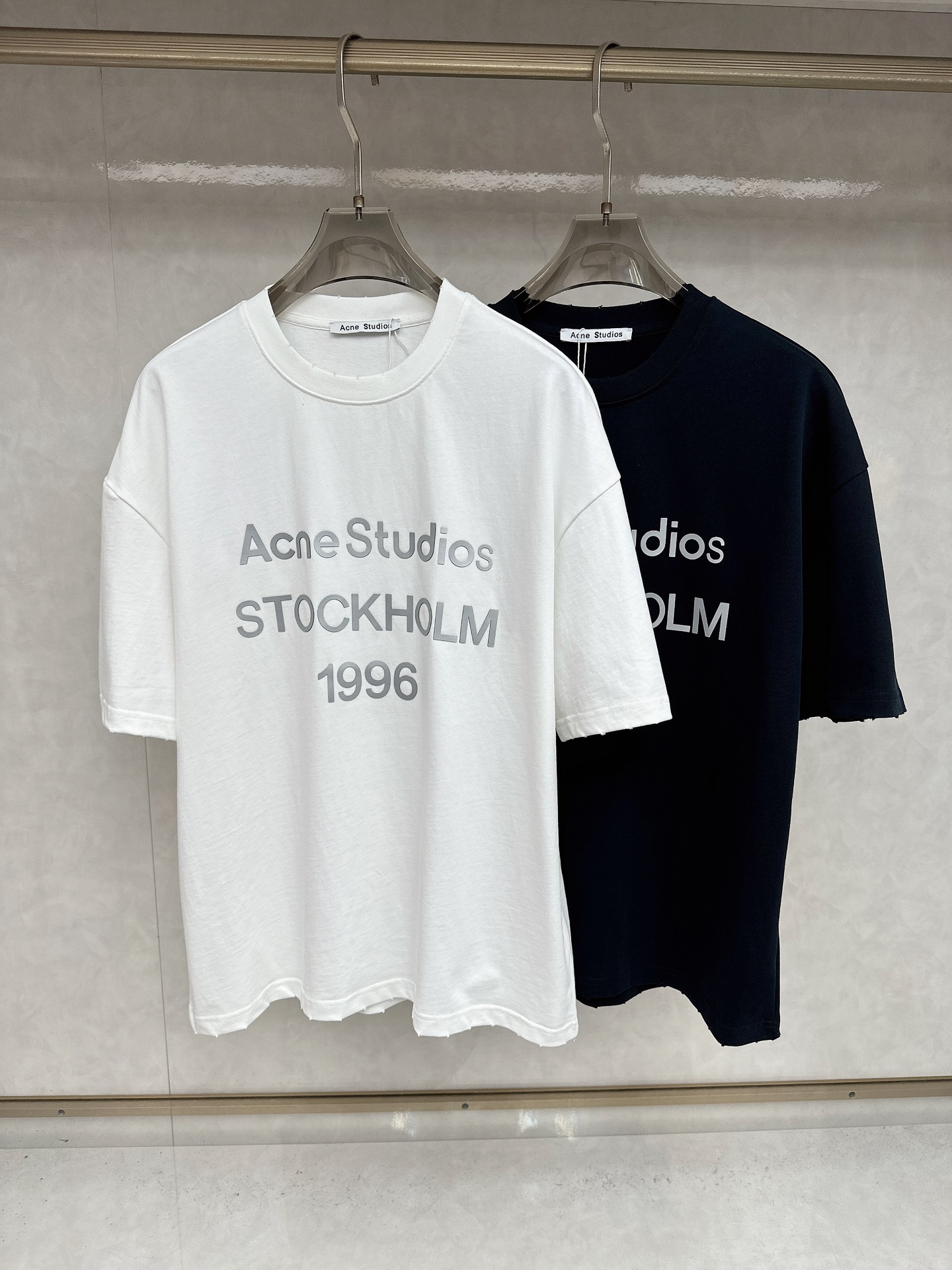 NO:495872,The latest short-sleeved T-shirt in spring and summer 2025Ss, soft touch, comfortable wearing, fine workmanship. The upper body effect is invincible and handsome, with yards M-2xl, T-shirt,tees, t-shirt,alexander wang198609092025Ss春夏最新款短袖T恤,手感柔软,穿着舒适,做工精细.上身效果无敌帅气,码数 M-2xl,,T-shirt,tees，t-shirt,alexander wang,Men's clothing