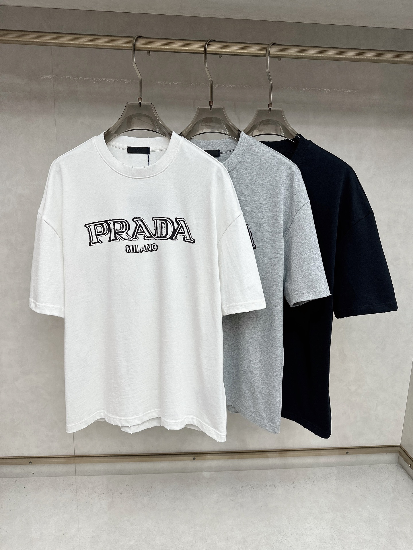 NO:495878,Prada 2025Ss Spring and Summer latest short-sleeved T-shirt, soft touch, comfortable wearing, fine workmanship. The upper body effect is invincible and handsome, size number M-2xl,,prada,T-shirt,tees,t-shirt,alexander wang19860909普拉达 2025Ss春夏最新款短袖T恤,手感柔软,穿着舒适,做工精细.上身效果无敌帅气,码数 M-2xl,,prada,T-shirt,tees，t-shirt,alexander wang,Men's clothing