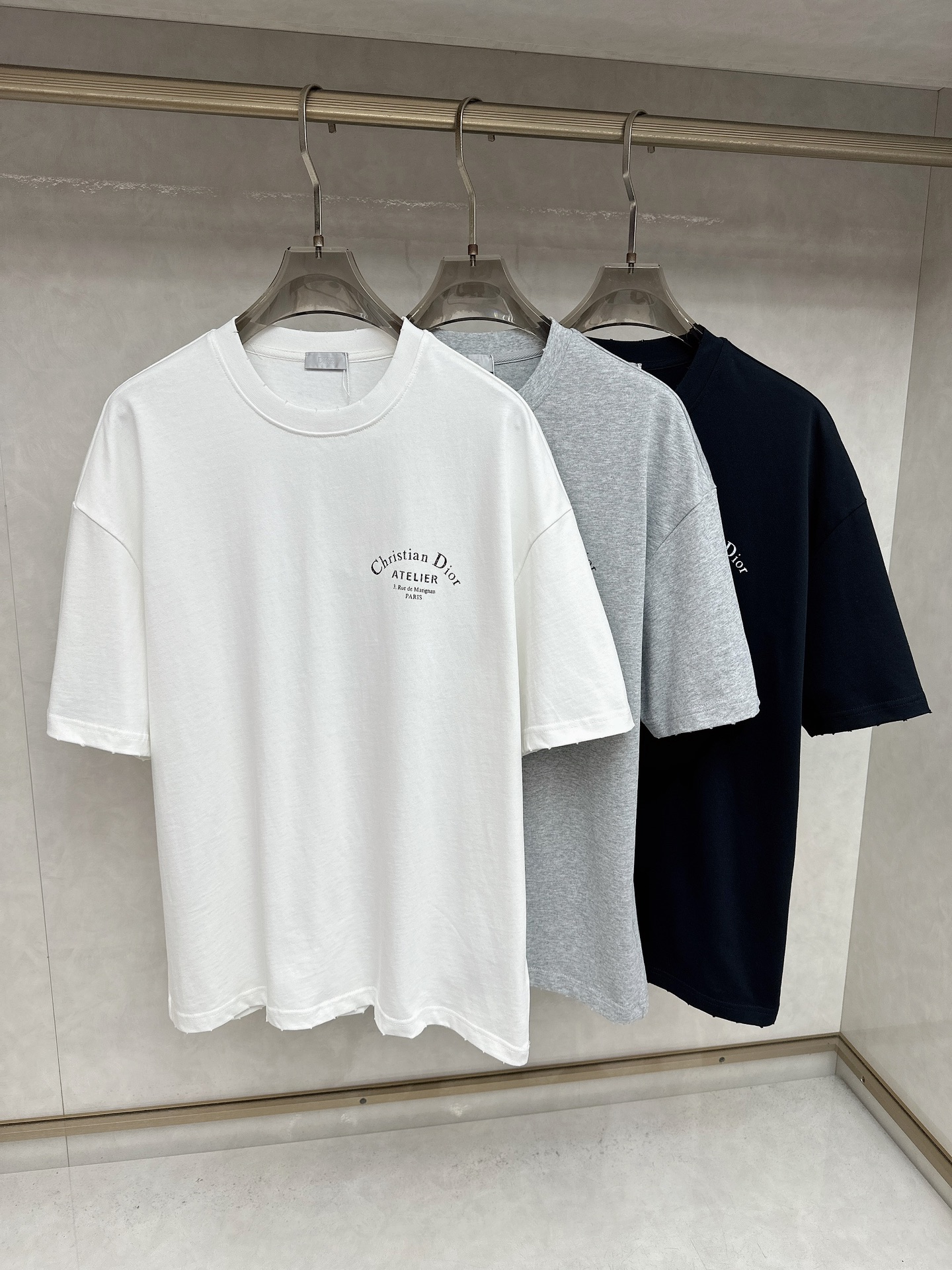NO:495885,Dior 2025Ss spring and summer latest short-sleeved T-shirt, soft touch, comfortable wearing, fine workmanship. The upper body effect is invincible and handsome, size number M-2xl,,dior,T-shirt,tees,t-shirt,alexander wang19860909迪奥 2025Ss春夏最新款短袖T恤,手感柔软,穿着舒适,做工精细.上身效果无敌帅气,码数 M-2xl,,dior,T-shirt,tees，t-shirt,alexander wang,Men's clothing