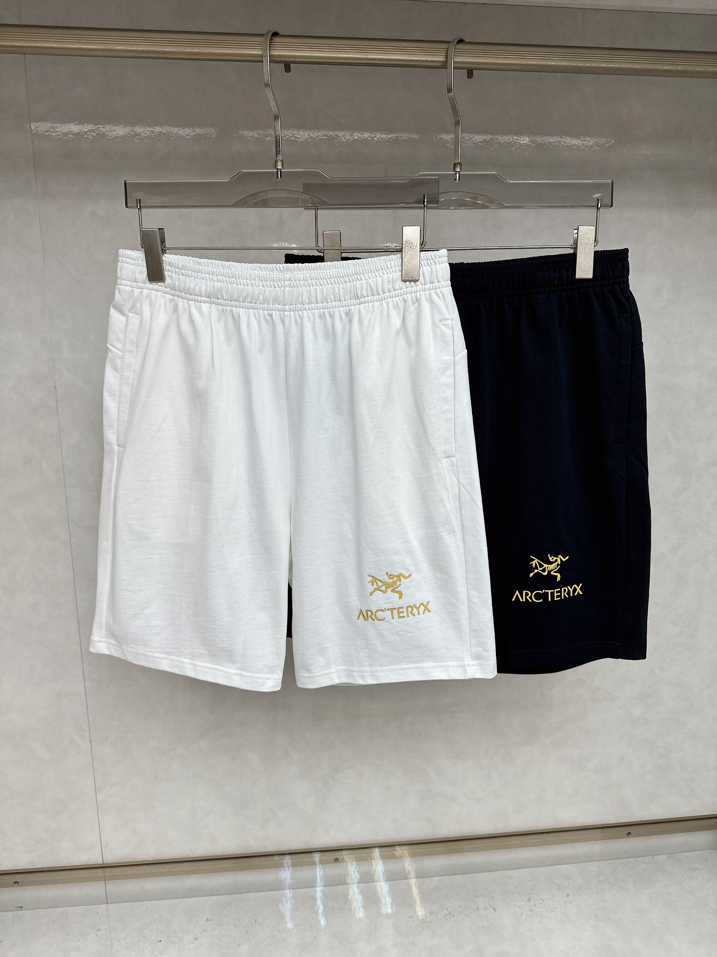 NO:495891,Archaeopteryx 2025 summer new men's casual shorts, high-end custom fabric breathable fabric, extremely breathable elastic and comfortable, impeccable details, top-level auxiliary materials, original logo design concept, delicate and soft feel!  The upper body style is excellent!  Size M-2XL order to report height and weight, arc'teryx, shorts, alexander wang19860909始祖鸟 2025夏季新款男士休闲短裤,高级定制面料透气面料 透气弹力舒适度极高,细节无可挑剔,顶级辅料配备,原版logo设计理念,手感细腻柔软！上身版型超赞！尺码M-2XL下单报身高体重,arc'teryx,shorts,alexander wang,Men's clothing