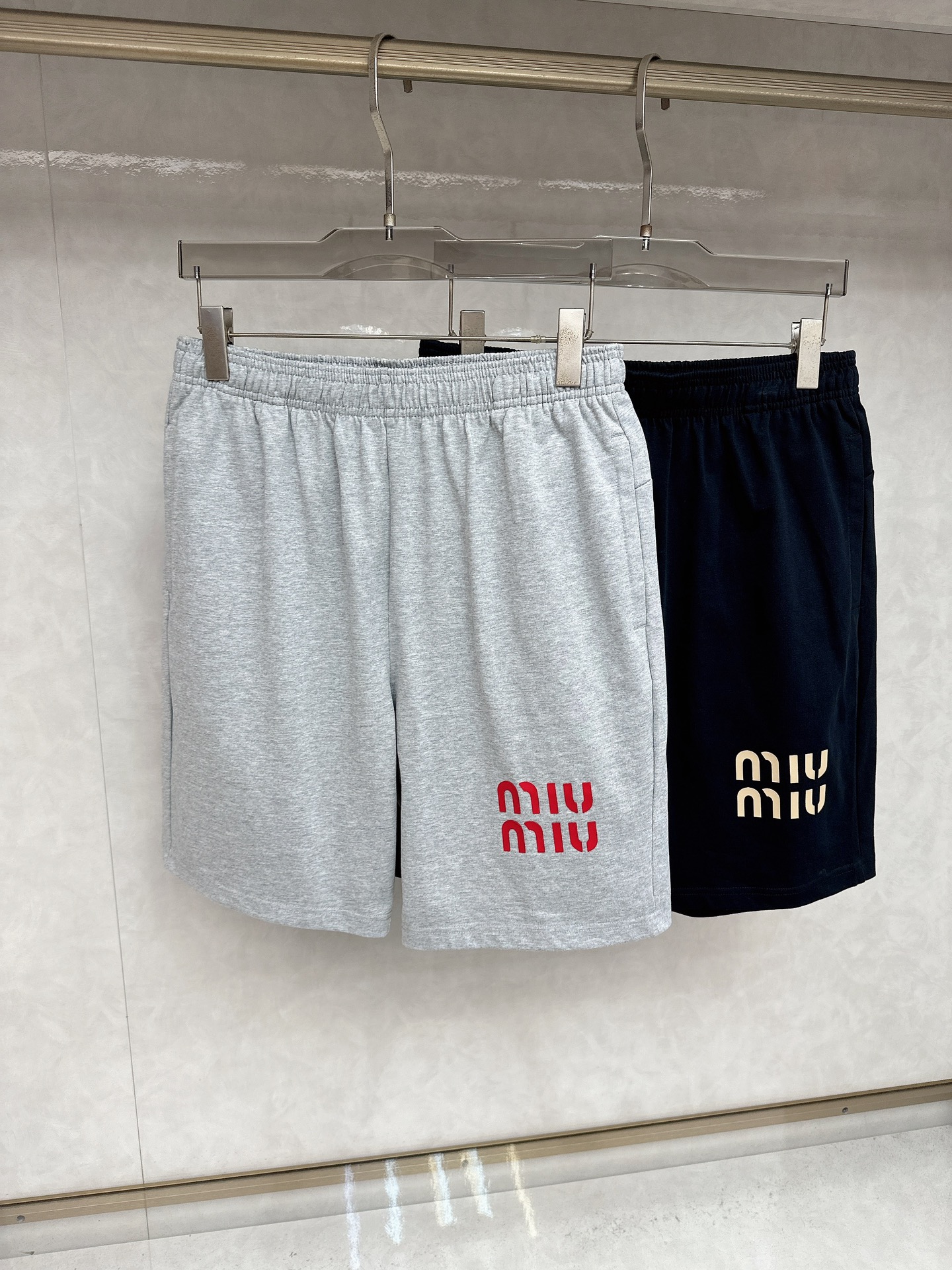 NO:495898,New 2025 summer casual shorts, high-end custom fabric breathable fabric, extremely breathable elastic and comfortable, impeccable details, top-level auxiliary materials, original logo design concept, delicate and soft feel!  The upper body style is excellent!  Size M-2XL order to report height and weight, shorts, alexander wang198609092025夏季新款男士休闲短裤,高级定制面料透气面料 透气弹力舒适度极高,细节无可挑剔,顶级辅料配备,原版logo设计理念,手感细腻柔软！上身版型超赞！尺码M-2XL下单报身高体重,,shorts,alexander wang,Men's clothing