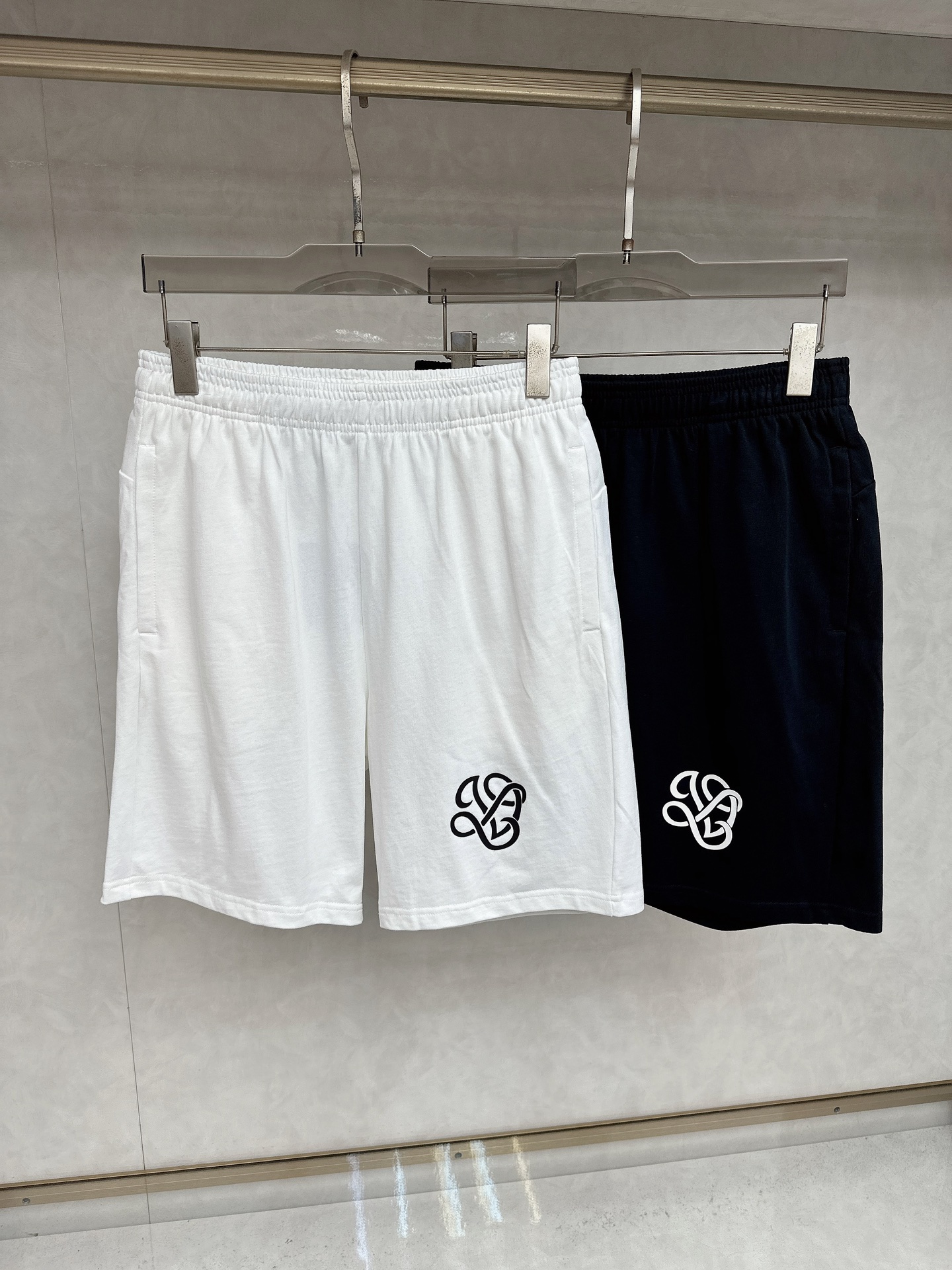 NO:495905,LV 2025 summer new men's casual shorts, high-end custom fabric breathable fabric, extremely breathable, elastic and comfortable, impeccable details, top-level auxiliary materials, original logo design concept, delicate and soft feel!  The upper body style is excellent!  Size M-2XL order to report height and weight, louis vuitton, shorts, alexander wang19860909LV 2025夏季新款男士休闲短裤,高级定制面料透气面料 透气弹力舒适度极高,细节无可挑剔,顶级辅料配备,原版logo设计理念,手感细腻柔软！上身版型超赞！尺码M-2XL下单报身高体重,,louis vuitton,shorts,alexander wang,Men's clothing