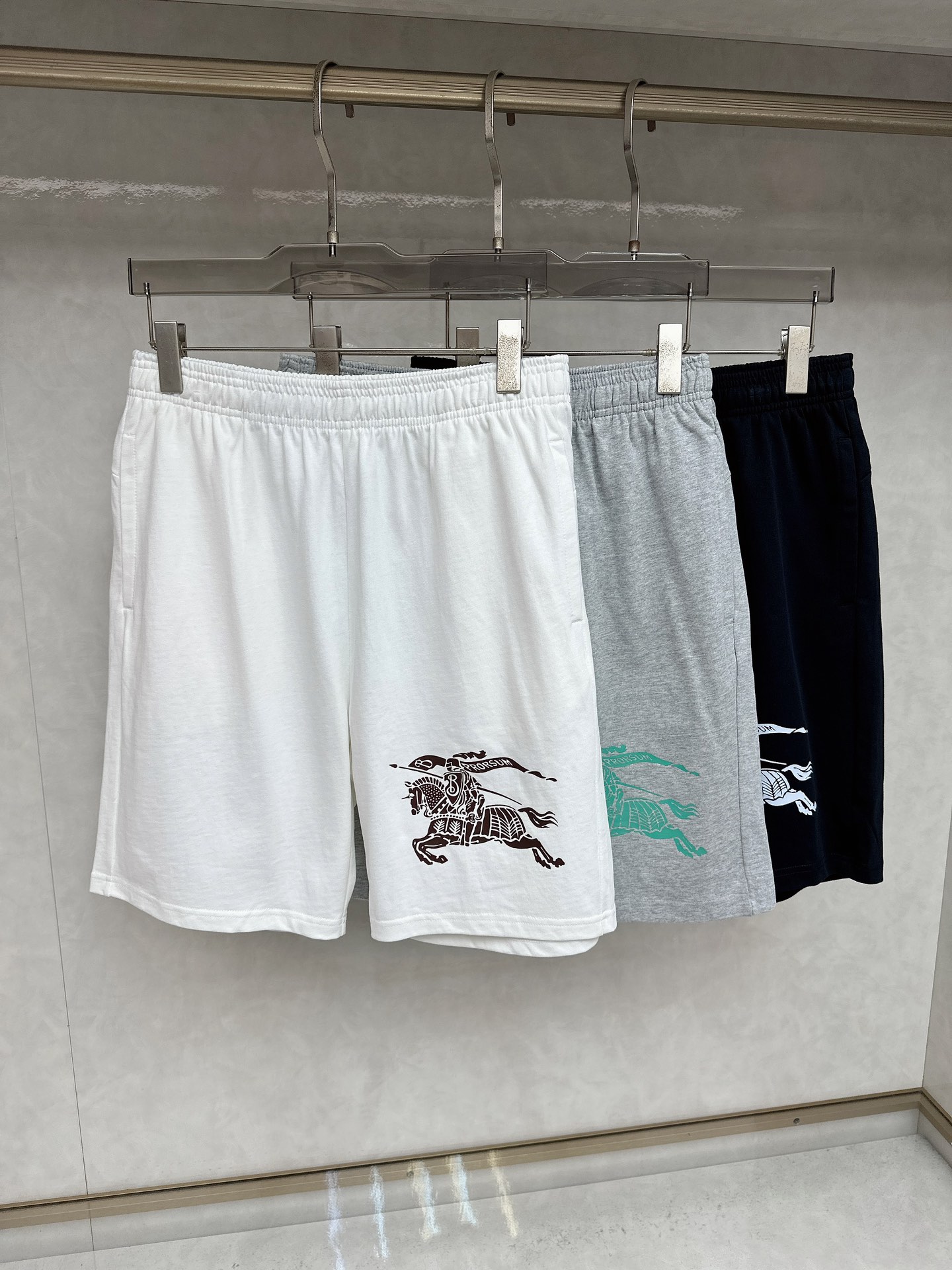 NO:495913,Burberry's new summer 2025 men's casual shorts, high-end custom fabric breathable fabric, extremely breathable, elastic and comfortable, impeccable details, top-level auxiliary materials, original logo design concept, delicate and soft feel!  The upper body style is excellent!  Size M-2XL order to report height and weight, burberry, shorts, alexander wang19860909巴宝莉 2025夏季新款男士休闲短裤,高级定制面料透气面料 透气弹力舒适度极高,细节无可挑剔,顶级辅料配备,原版logo设计理念,手感细腻柔软！上身版型超赞！尺码M-2XL下单报身高体重,,burberry,shorts,alexander wang,Men's clothing