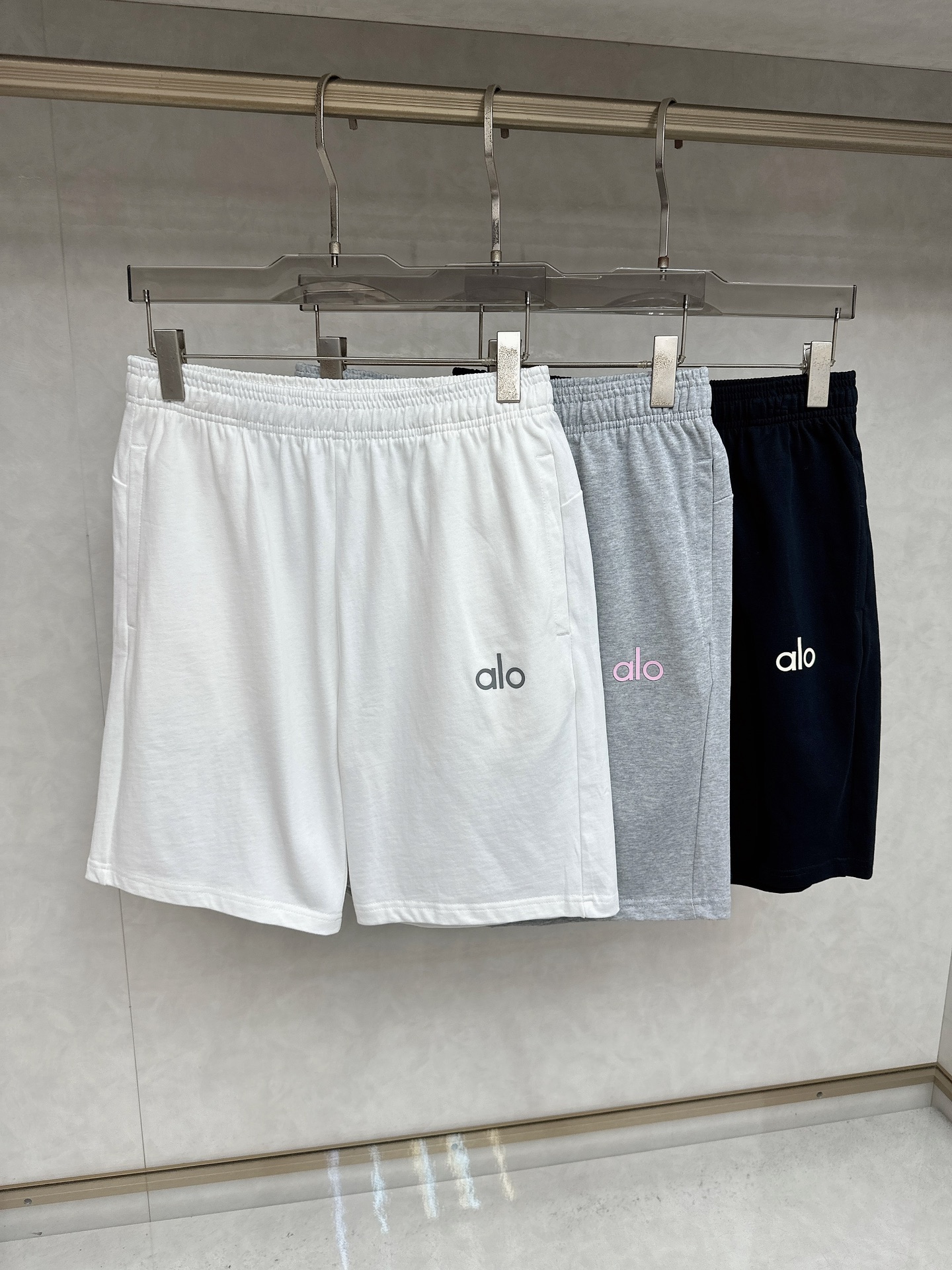 NO:495919,New 2025 summer casual shorts, high-end custom fabric breathable fabric, extremely breathable elastic and comfortable, impeccable details, top-level auxiliary materials, original logo design concept, delicate and soft feel!  The upper body style is excellent!  Size M-2XL order to report height and weight, shorts, alexander wang198609092025夏季新款男士休闲短裤,高级定制面料透气面料 透气弹力舒适度极高,细节无可挑剔,顶级辅料配备,原版logo设计理念,手感细腻柔软！上身版型超赞！尺码M-2XL下单报身高体重,,shorts,alexander wang,Men's clothing