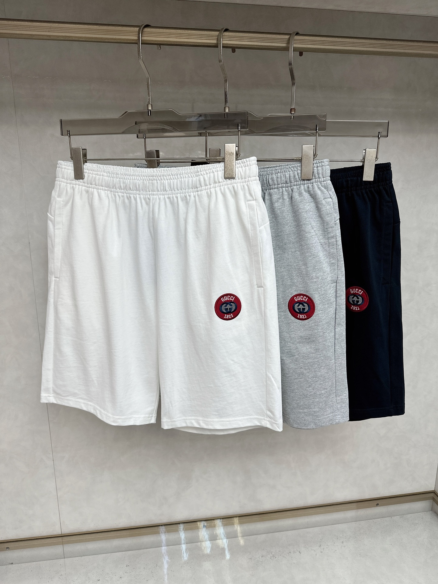 NO:495869,Guqi 2025 summer new men's casual shorts, high-end custom fabric breathable fabric, extremely breathable elastic and comfortable, impeccable details, top-level auxiliary materials, original logo design concept, delicate and soft feel!  The upper body style is excellent!  Size M-2XL order to report height and weight, shorts, alexander wang19860909古奇 2025夏季新款男士休闲短裤,高级定制面料透气面料 透气弹力舒适度极高,细节无可挑剔,顶级辅料配备,原版logo设计理念,手感细腻柔软！上身版型超赞！尺码M-2XL下单报身高体重,,shorts,alexander wang,Men's clothing