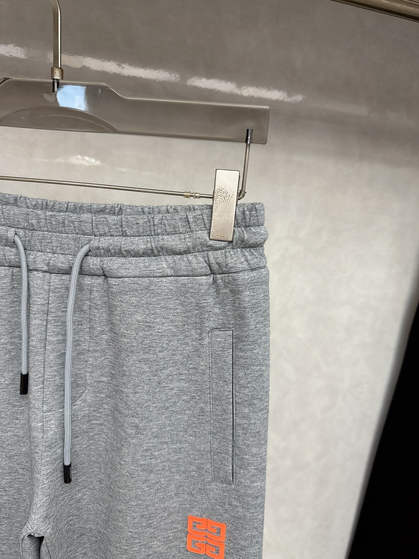  纪梵希、2025秋冬新品男士抽绳休闲刺绣运动，全新发布新款定制，细节一丝不苟，打造出了常青树的百看不腻