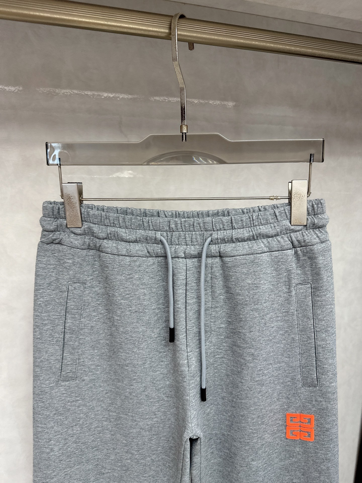  纪梵希、2025秋冬新品男士抽绳休闲刺绣运动，全新发布新款定制，细节一丝不苟，打造出了常青树的百看不腻