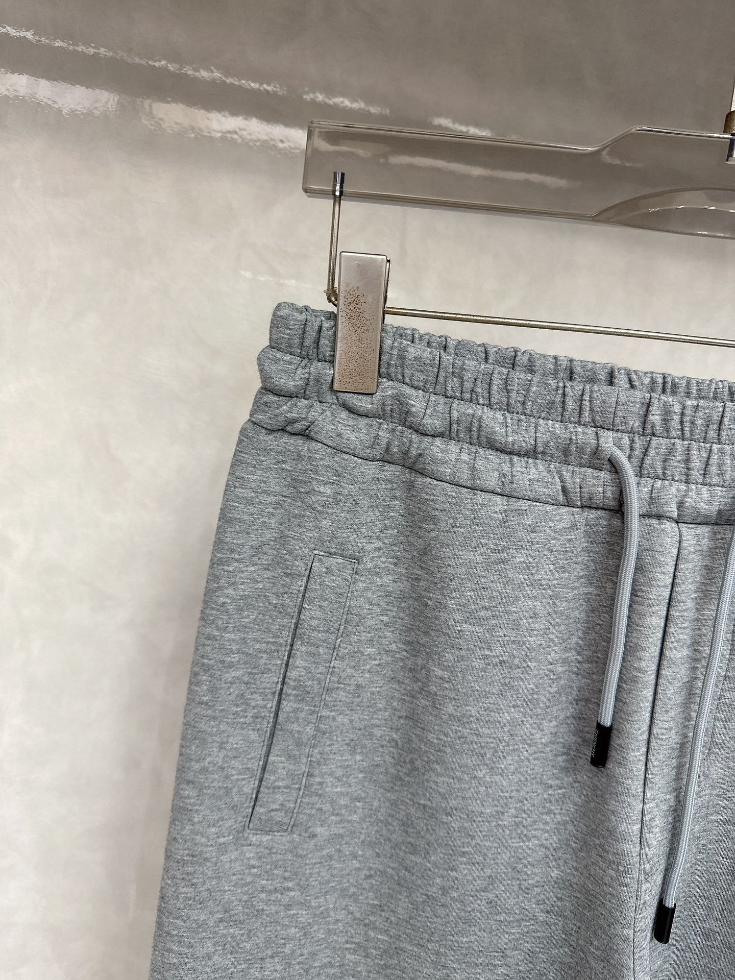  纪梵希、2025秋冬新品男士抽绳休闲刺绣运动，全新发布新款定制，细节一丝不苟，打造出了常青树的百看不腻