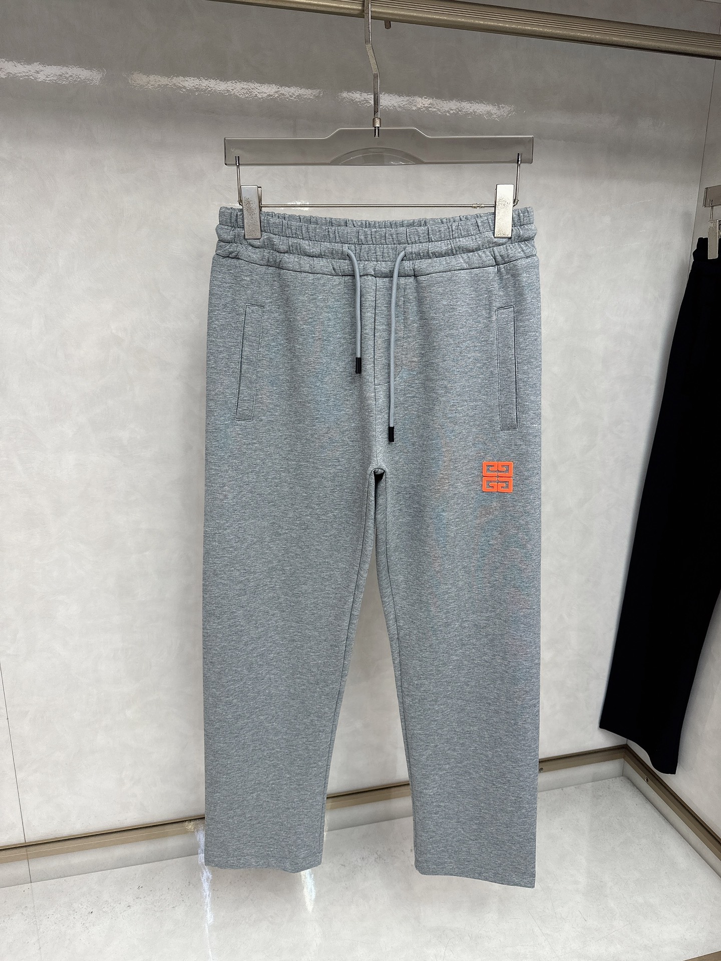  纪梵希、2025秋冬新品男士抽绳休闲刺绣运动，全新发布新款定制，细节一丝不苟，打造出了常青树的百看不腻