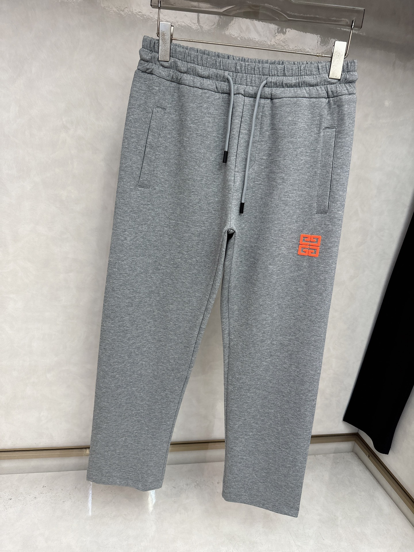  纪梵希、2025秋冬新品男士抽绳休闲刺绣运动，全新发布新款定制，细节一丝不苟，打造出了常青树的百看不腻