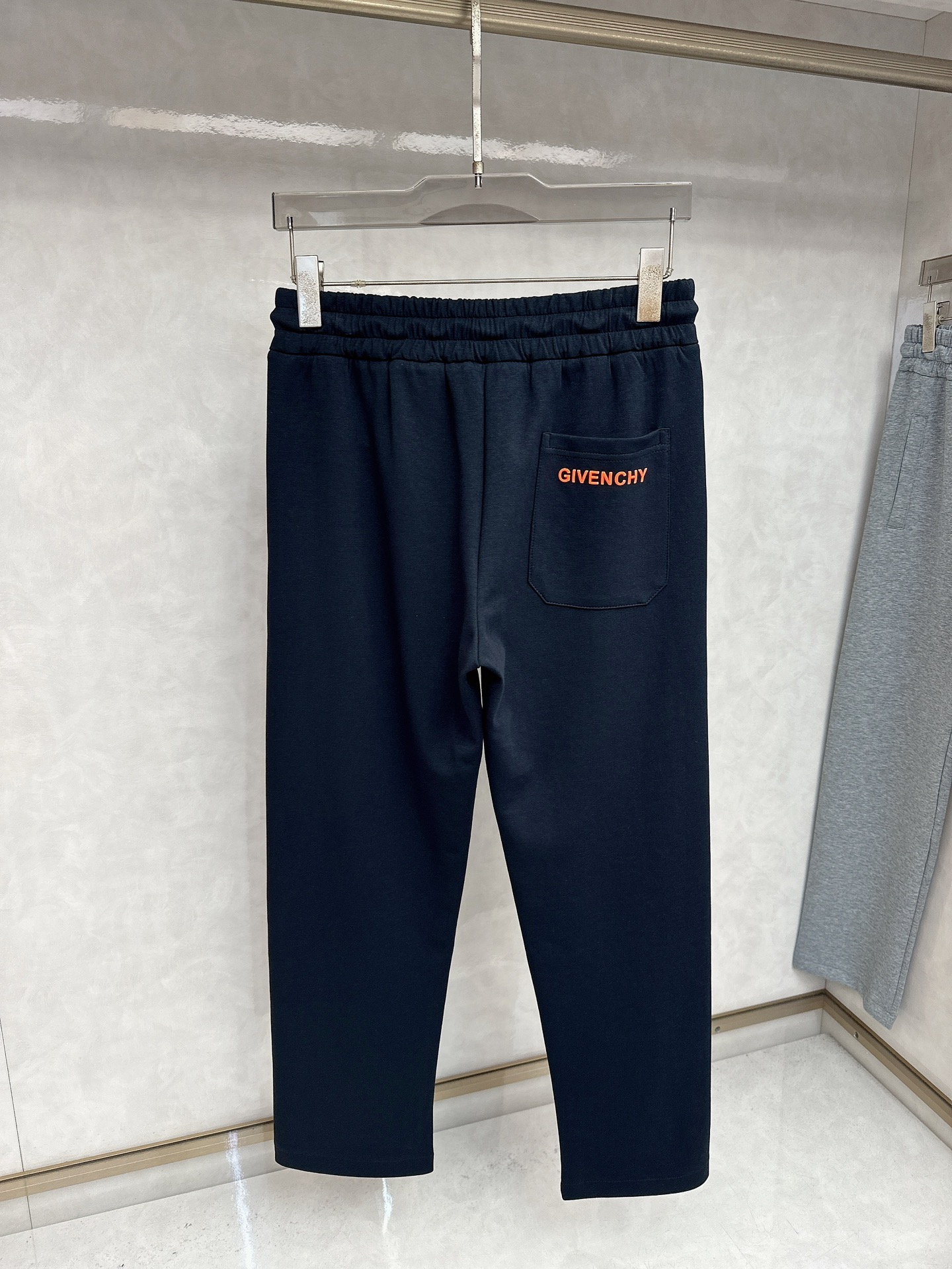  纪梵希、2025秋冬新品男士抽绳休闲运动，全新发布新款定制，细节一丝不苟，打造出了常青树的百看不腻以及